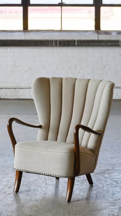 Fauteuil danois des années 1940 avec dossier cannelé et accoudoirs ouverts en hêtre