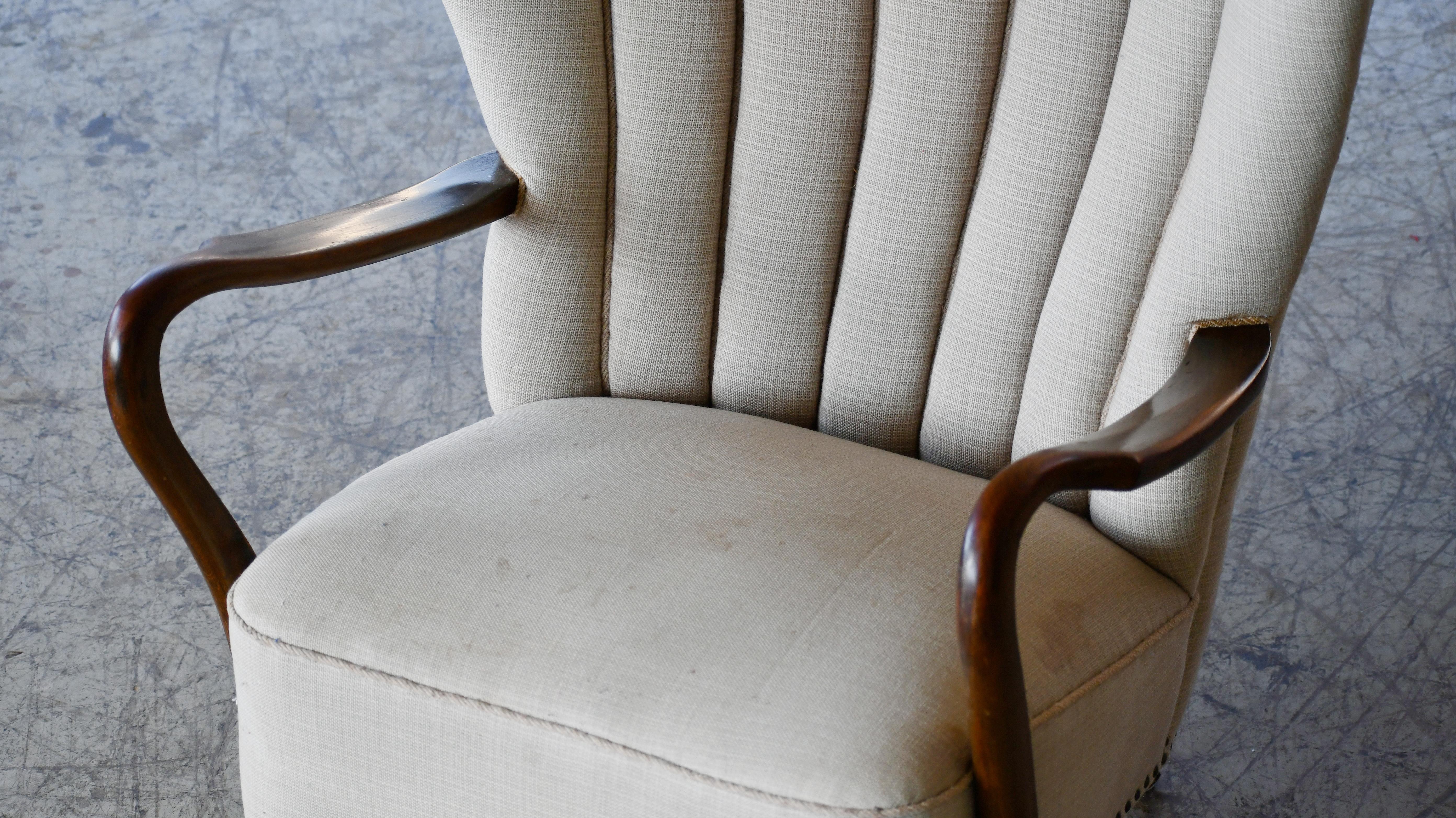 Dänischer Sessel aus den 1940er Jahren mit kanalisierter Rückenlehne und offenen Armlehnen in Buche im Zustand „Gut“ im Angebot in Bridgeport, CT