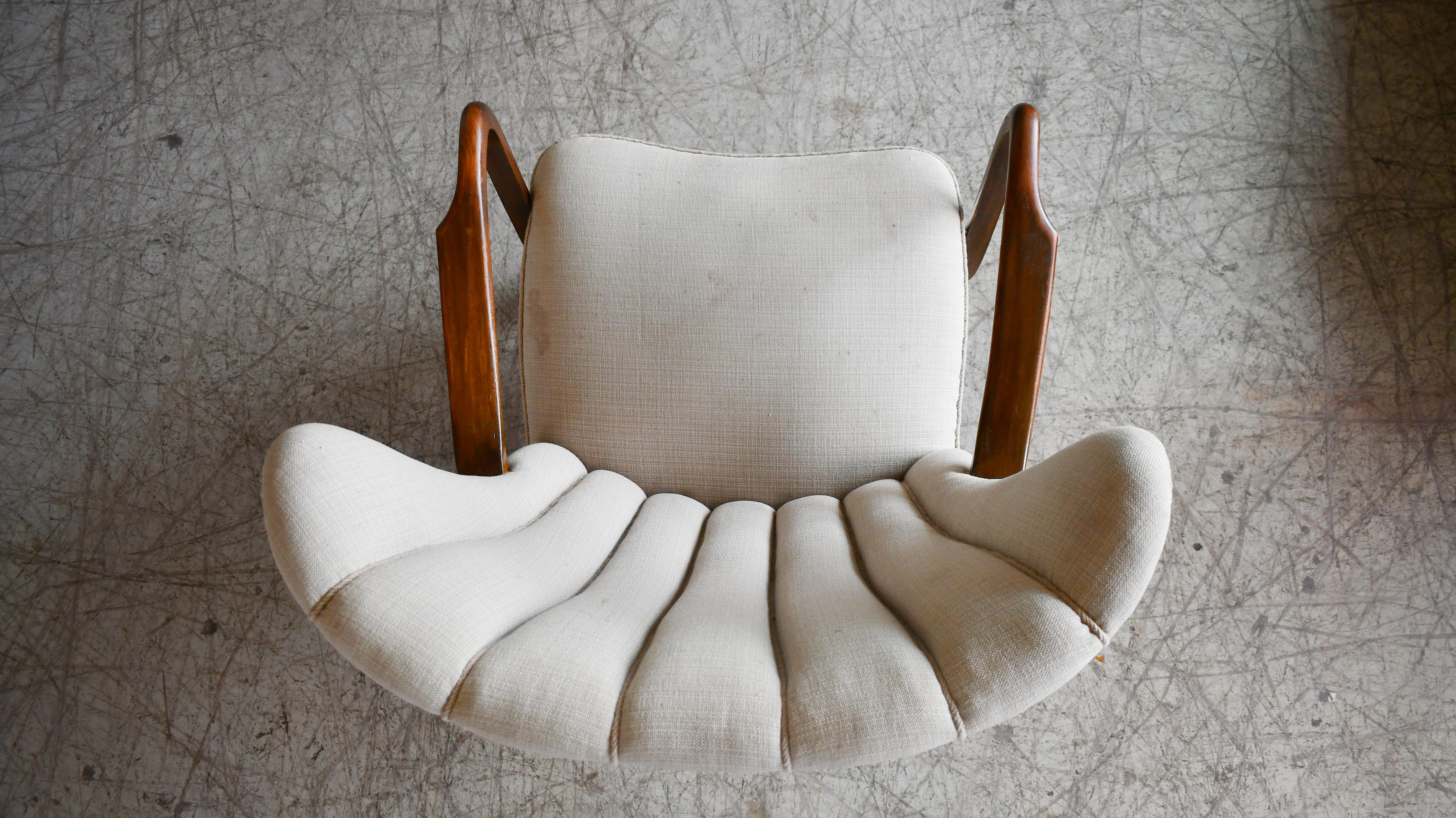 Dänischer Sessel aus den 1940er Jahren mit kanalisierter Rückenlehne und offenen Armlehnen in Buche (Wolle) im Angebot