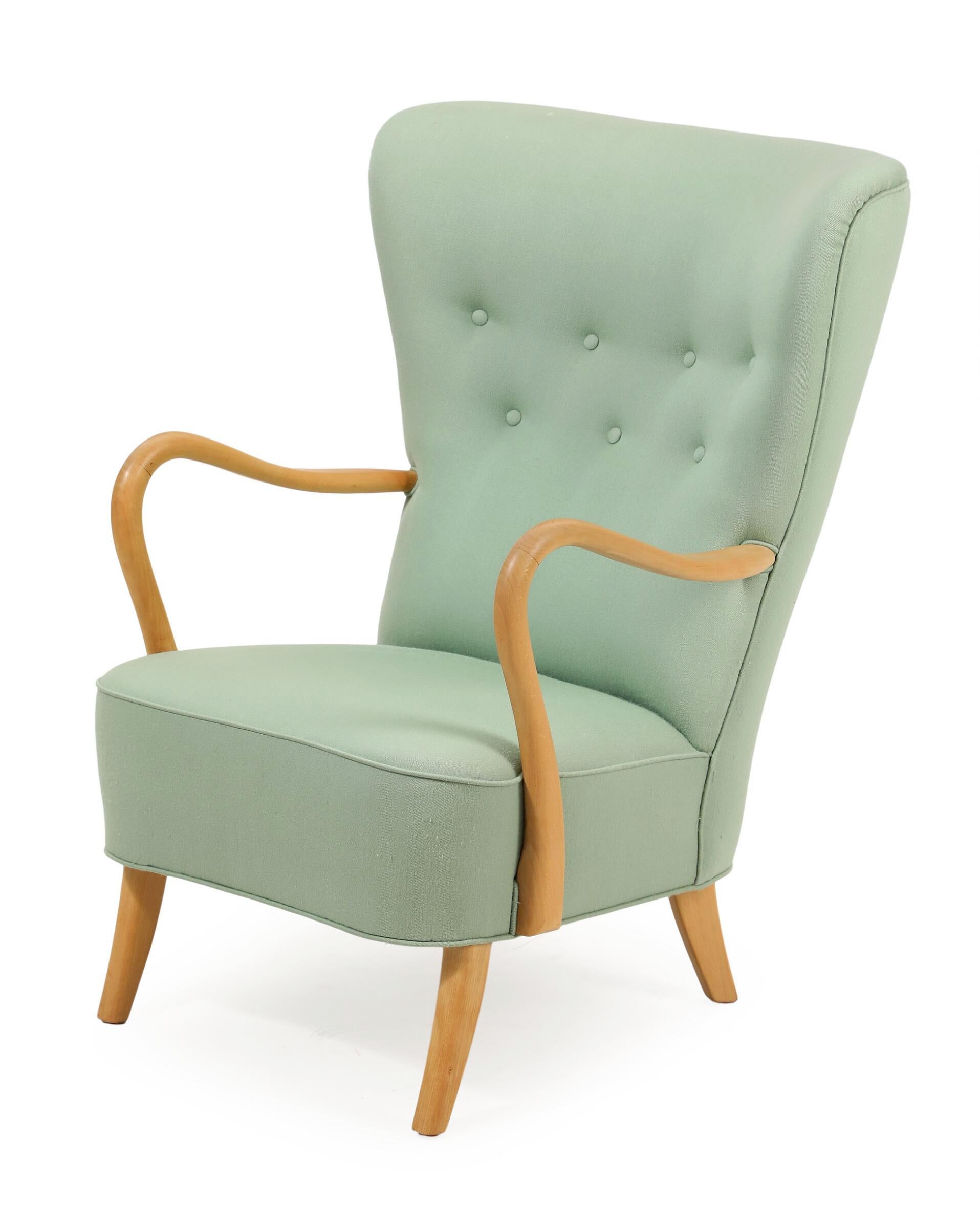 Elegante sillón clásico danés de respaldo alto de la década de 1940, obra de Alfred Christensen para Slagelse Mobelvaerk, con reposabrazos abiertos en madera de haya natural bellamente tallada. Bonita silueta esbelta y elegante con patas en forma de