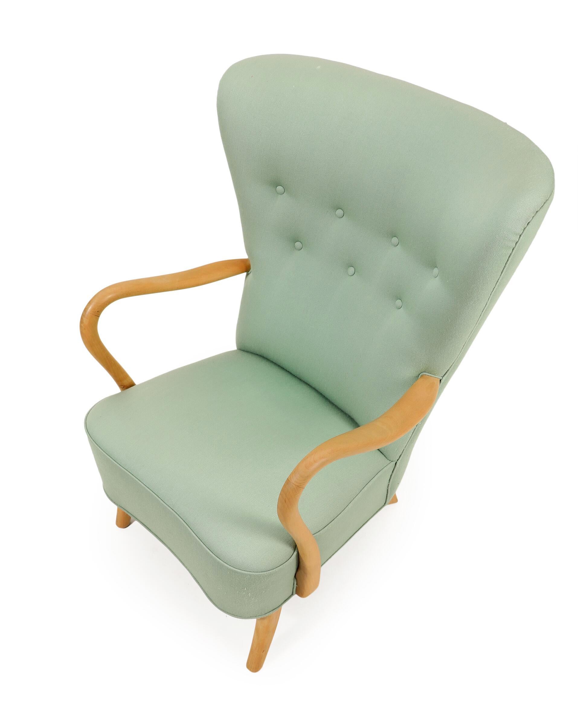 Butaca danesa de los años 40 con reposabrazos abiertos, de haya, por Alfred Christensen Danés en venta