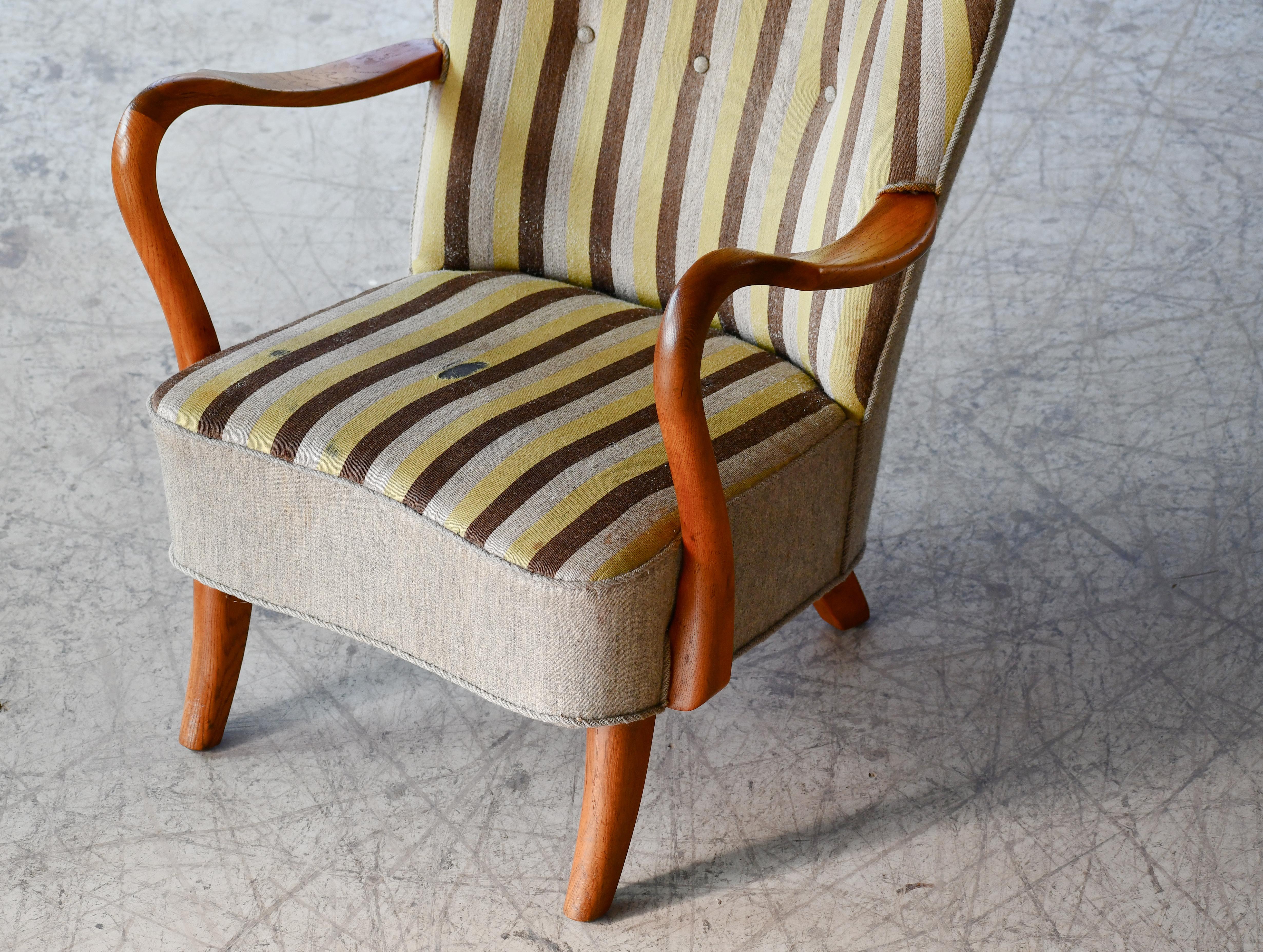 Mid-20th Century Danish 1940s Easy Chair with Open Armrests in Oak by Alfred Christensen