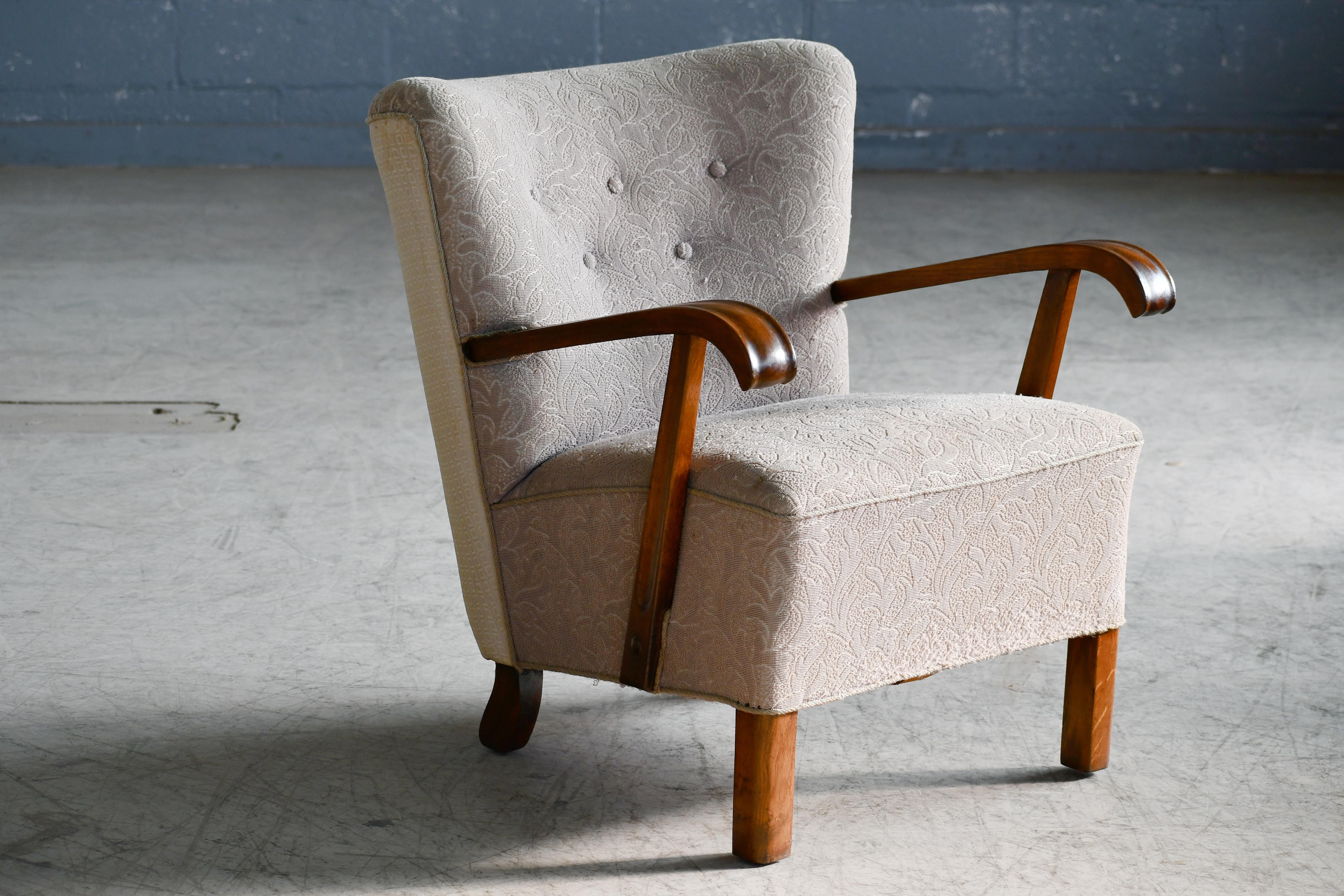 Eleganter und charmanter dänischer Sessel aus den frühen 1940er Jahren von Slagelse Mobelvaerk. Der Designer dieses Stuhls ist uns nicht bekannt, aber diese Stühle aus den 1940er Jahren kommen immer mehr in Mode. Hergestellt aus geölter Eiche mit