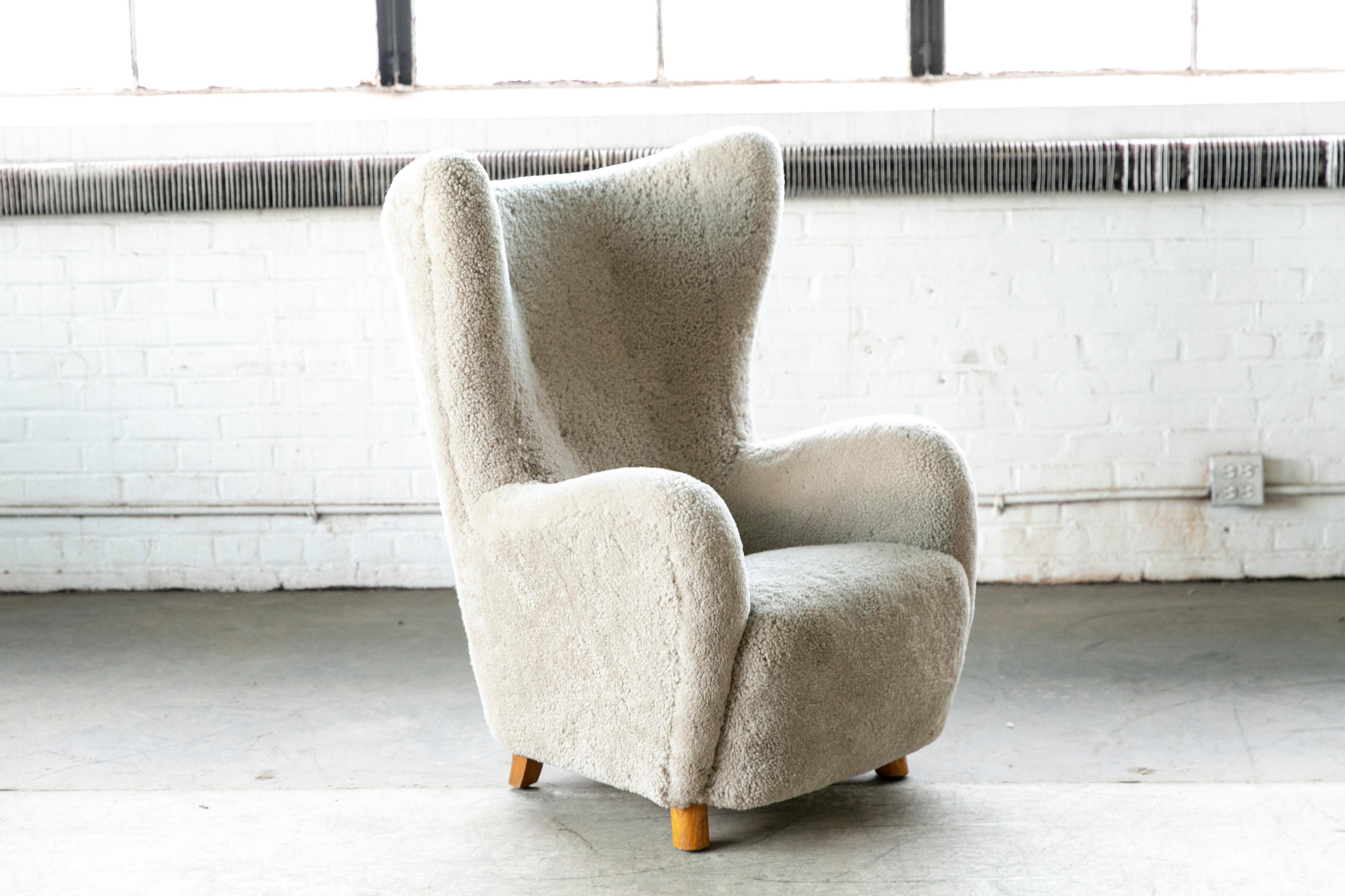 Magnifique fauteuil de salon à haut dossier attribué par Flemming Lassen, fabriqué vers 1940. Ce fauteuil de salon emblématique est probablement l'un des dossiers hauts les plus parfaits jamais conçus. Une pièce parfaite avec sa forme sensuelle