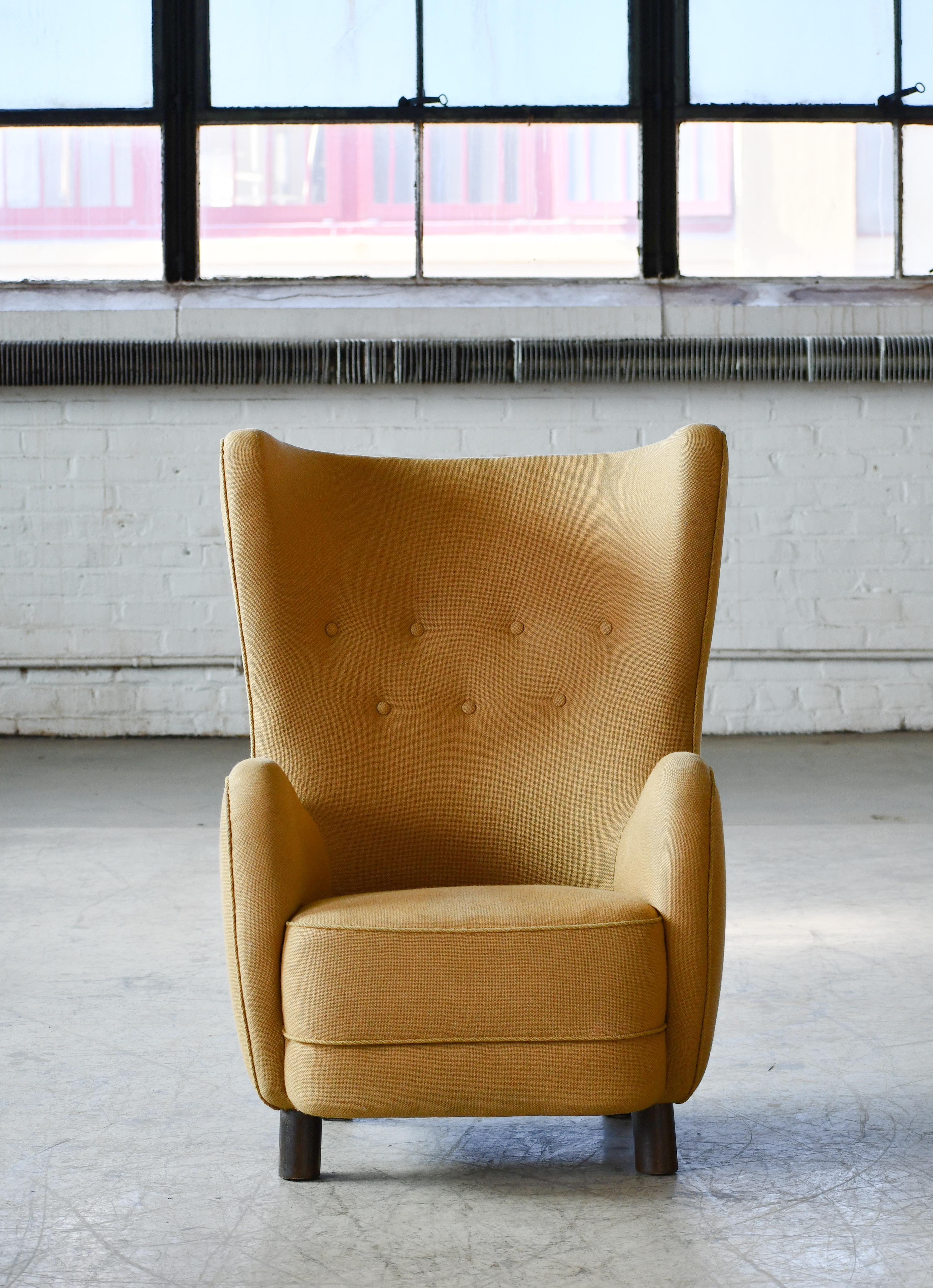 Schöner Flemming Lassen zugeschriebener Sessel mit hoher Rückenlehne aus der Zeit um 1940. Dieser ikonische Loungesessel ist wahrscheinlich einer der perfektesten Hochlehner, die je entworfen wurden. Mit seiner ultra-eleganten, sinnlichen Form und