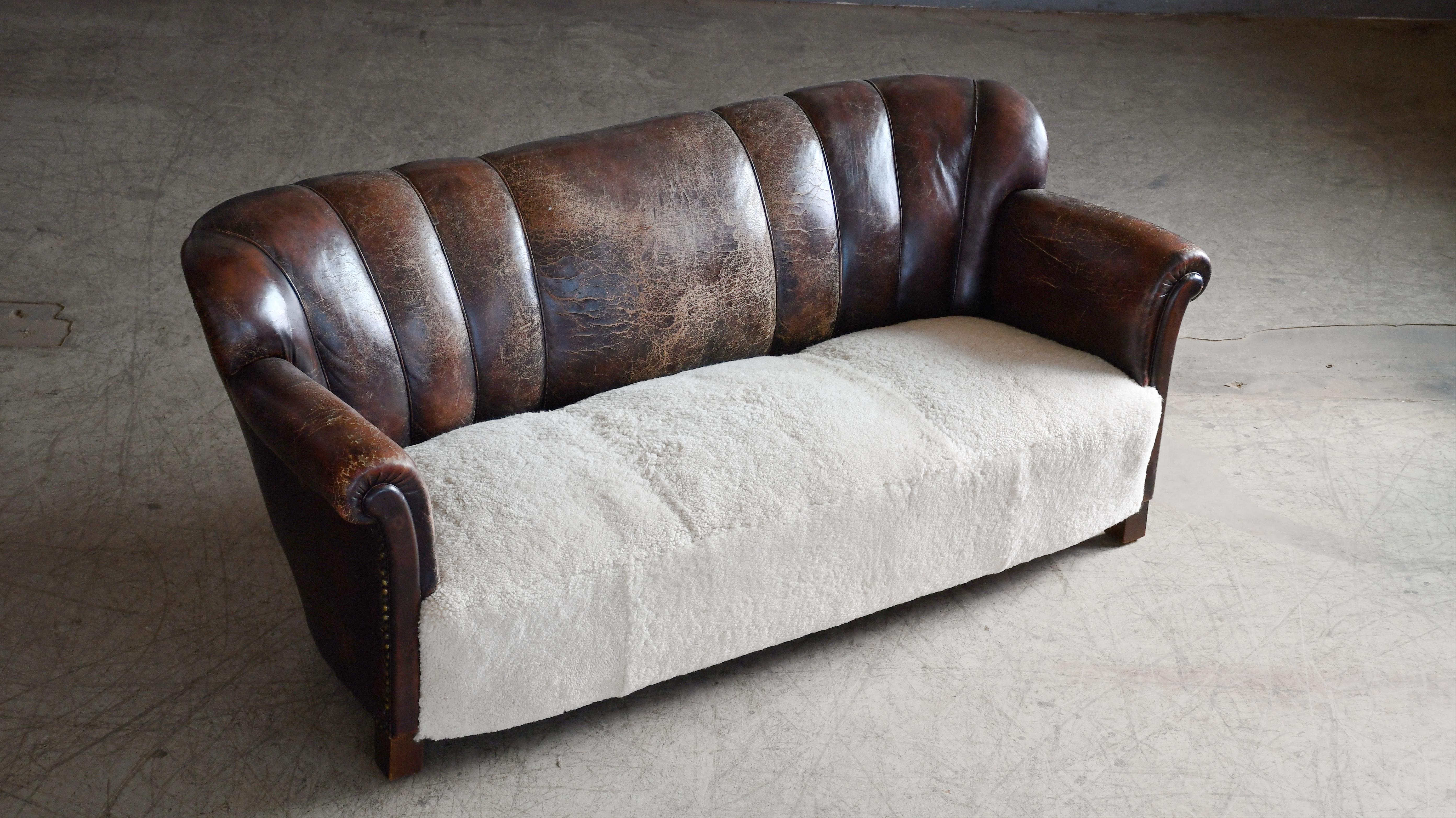 Mid-Century Modern Canapé danois des années 1940 Fritz Hansen en cuir avec siège en peau de mouton neuf en vente