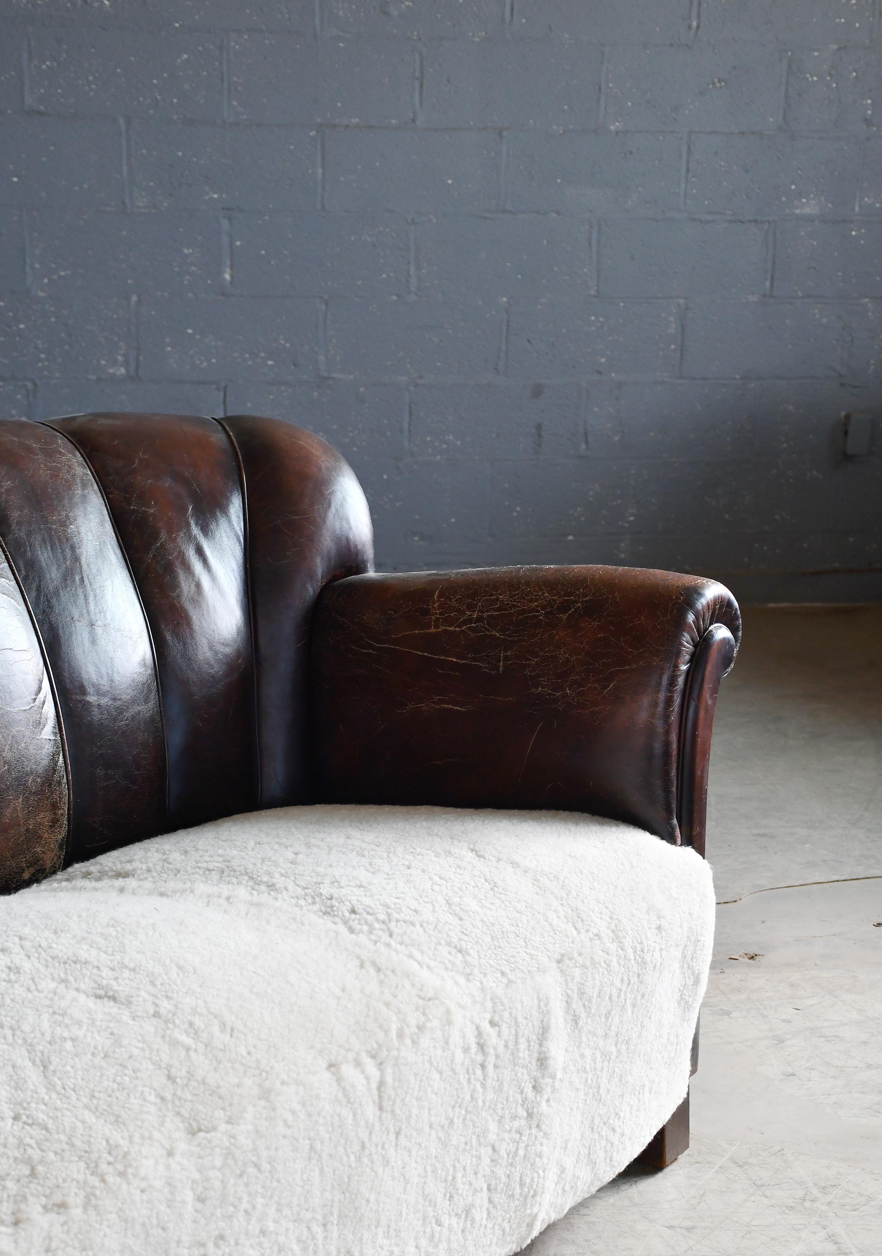 Danois Canapé danois des années 1940 Fritz Hansen en cuir avec siège en peau de mouton neuf en vente