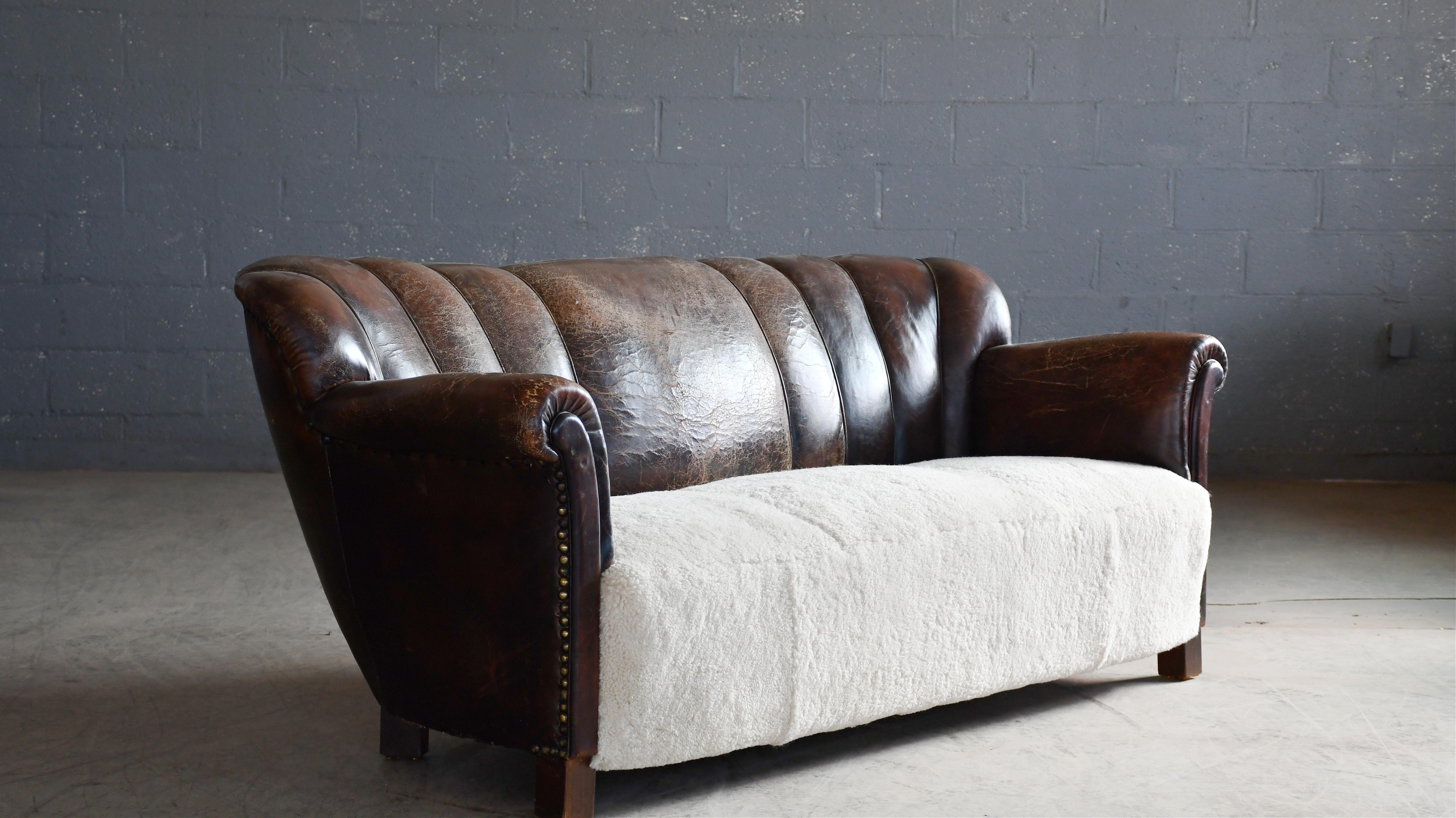 Canapé danois des années 1940 Fritz Hansen en cuir avec siège en peau de mouton neuf Bon état - En vente à Bridgeport, CT