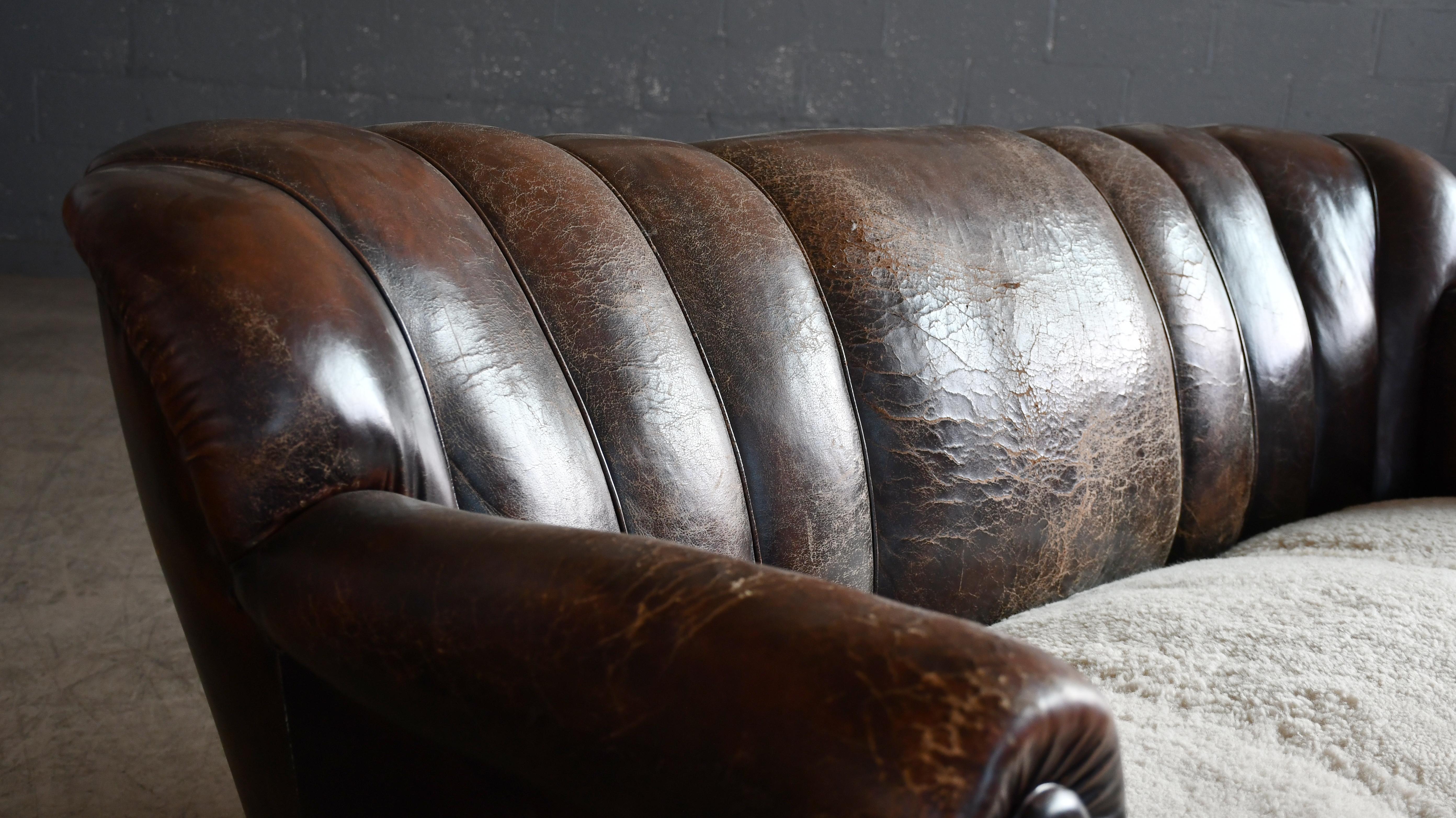Milieu du XXe siècle Canapé danois des années 1940 Fritz Hansen en cuir avec siège en peau de mouton neuf en vente