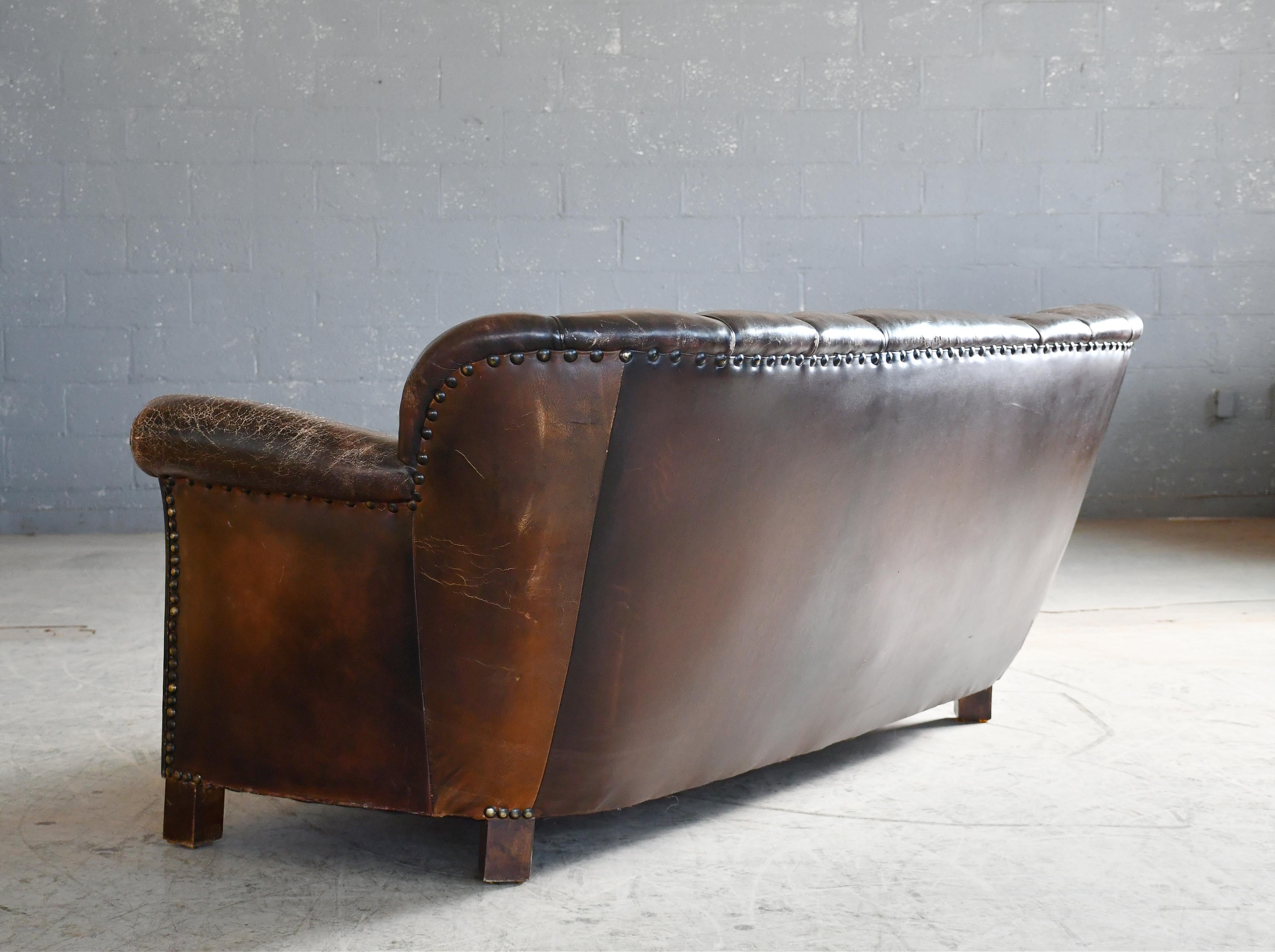 Cuir Canapé danois des années 1940 Fritz Hansen en cuir avec siège en peau de mouton neuf en vente