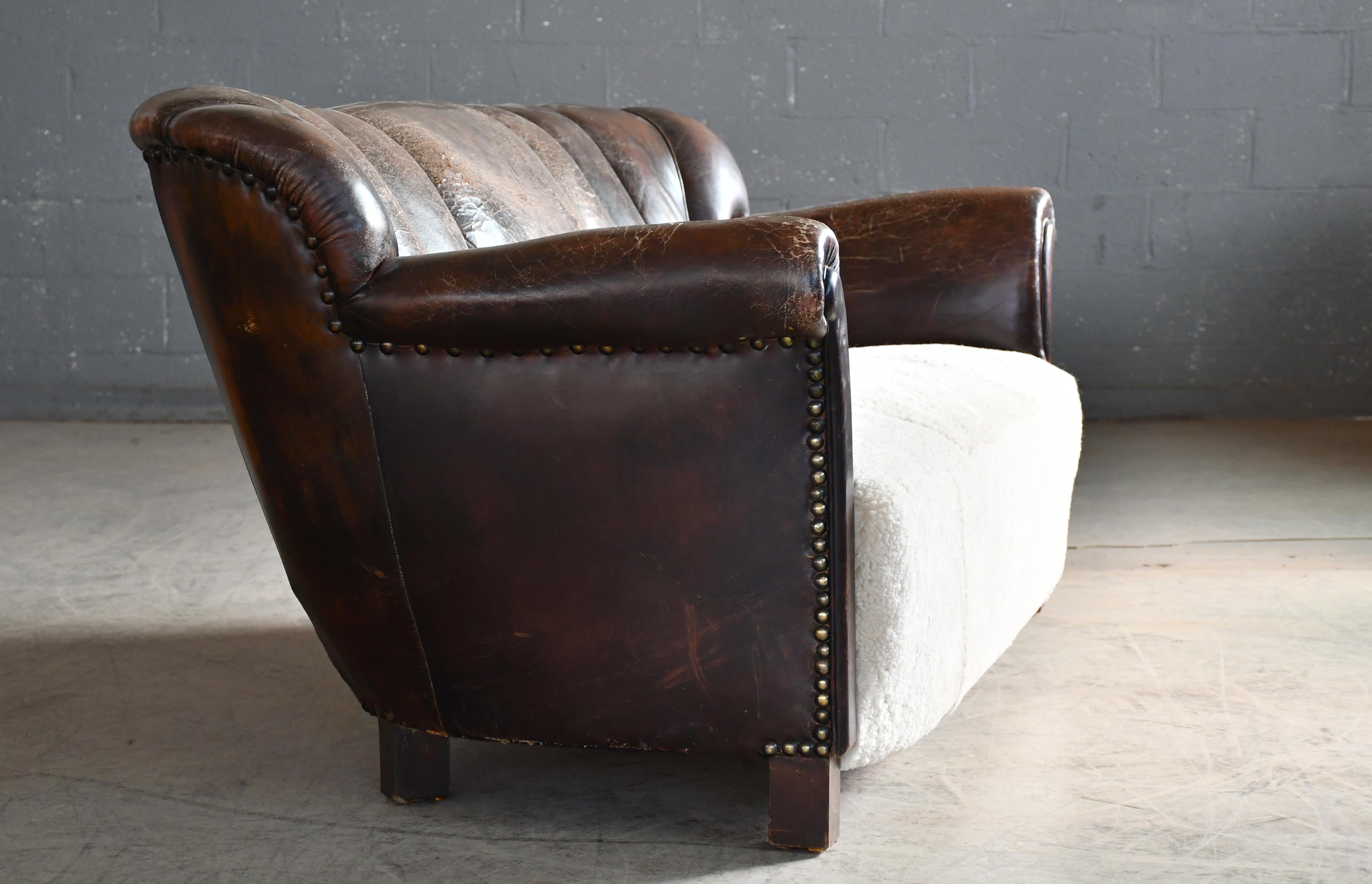 Canapé danois des années 1940 Fritz Hansen en cuir avec siège en peau de mouton neuf en vente 1
