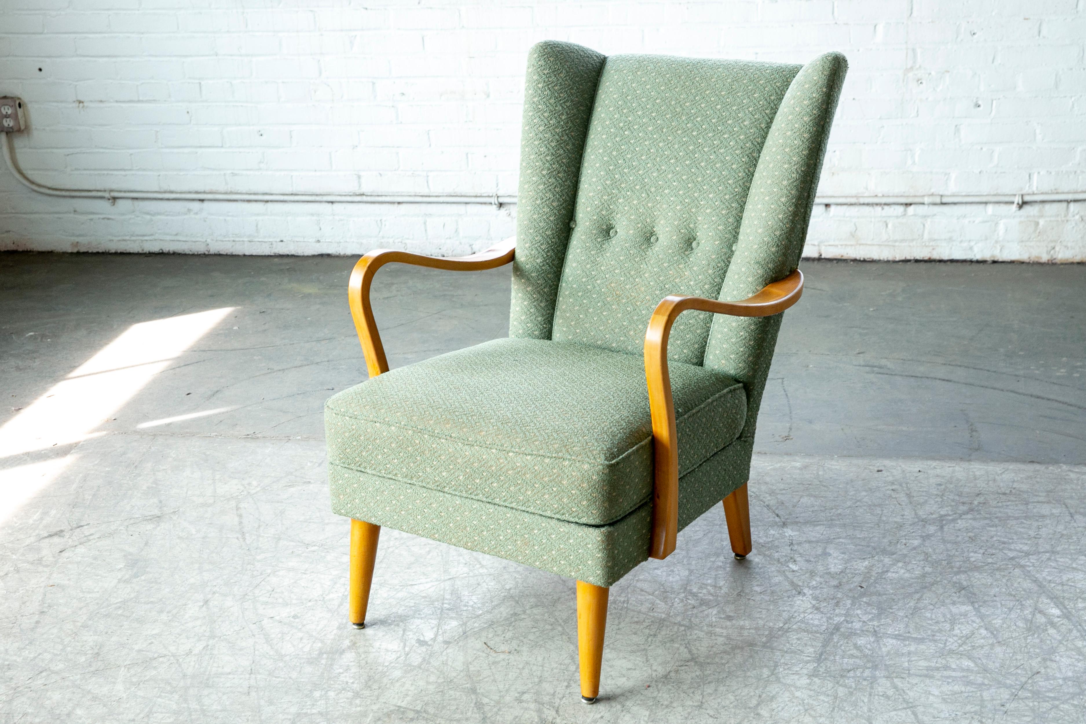 Dänisch 1940's Fritz Hansen Style Wingback Lounge Chair in mit offener Armlehne im Zustand „Gut“ im Angebot in Bridgeport, CT