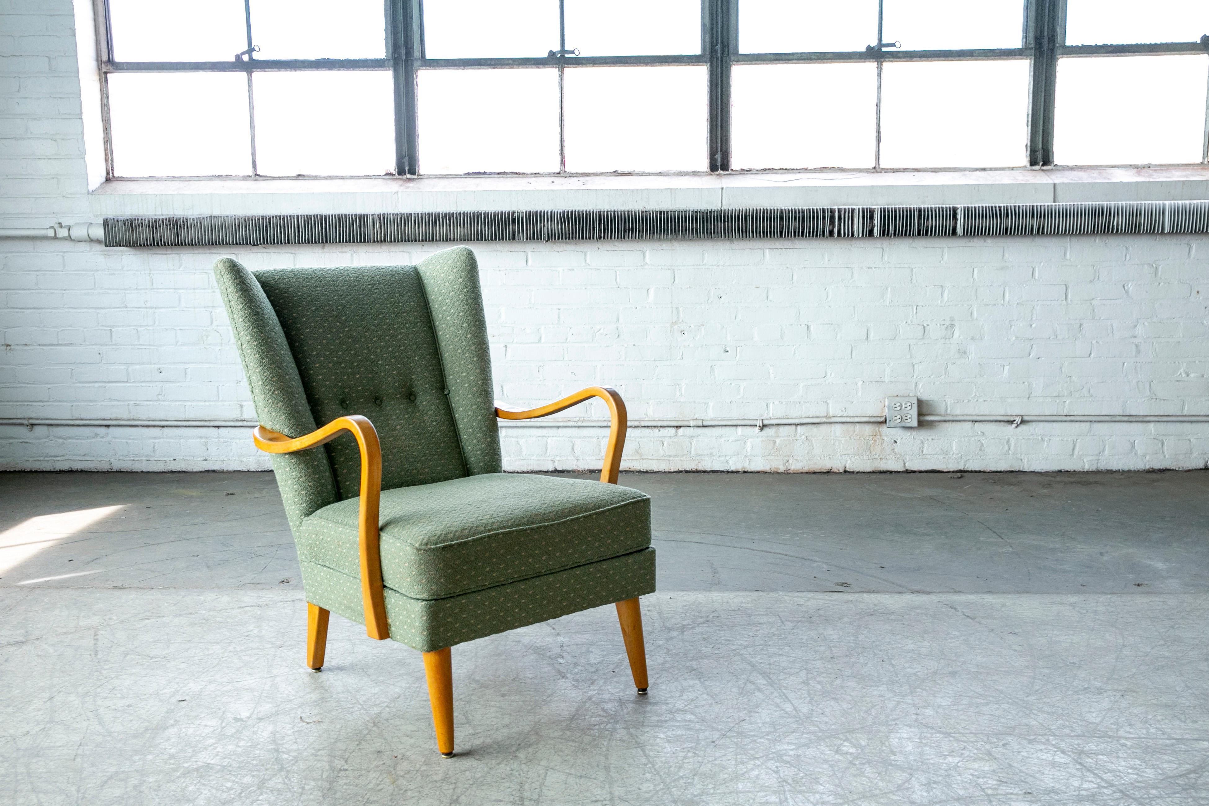 Dänisch 1940's Fritz Hansen Style Wingback Lounge Chair in mit offener Armlehne im Angebot 3