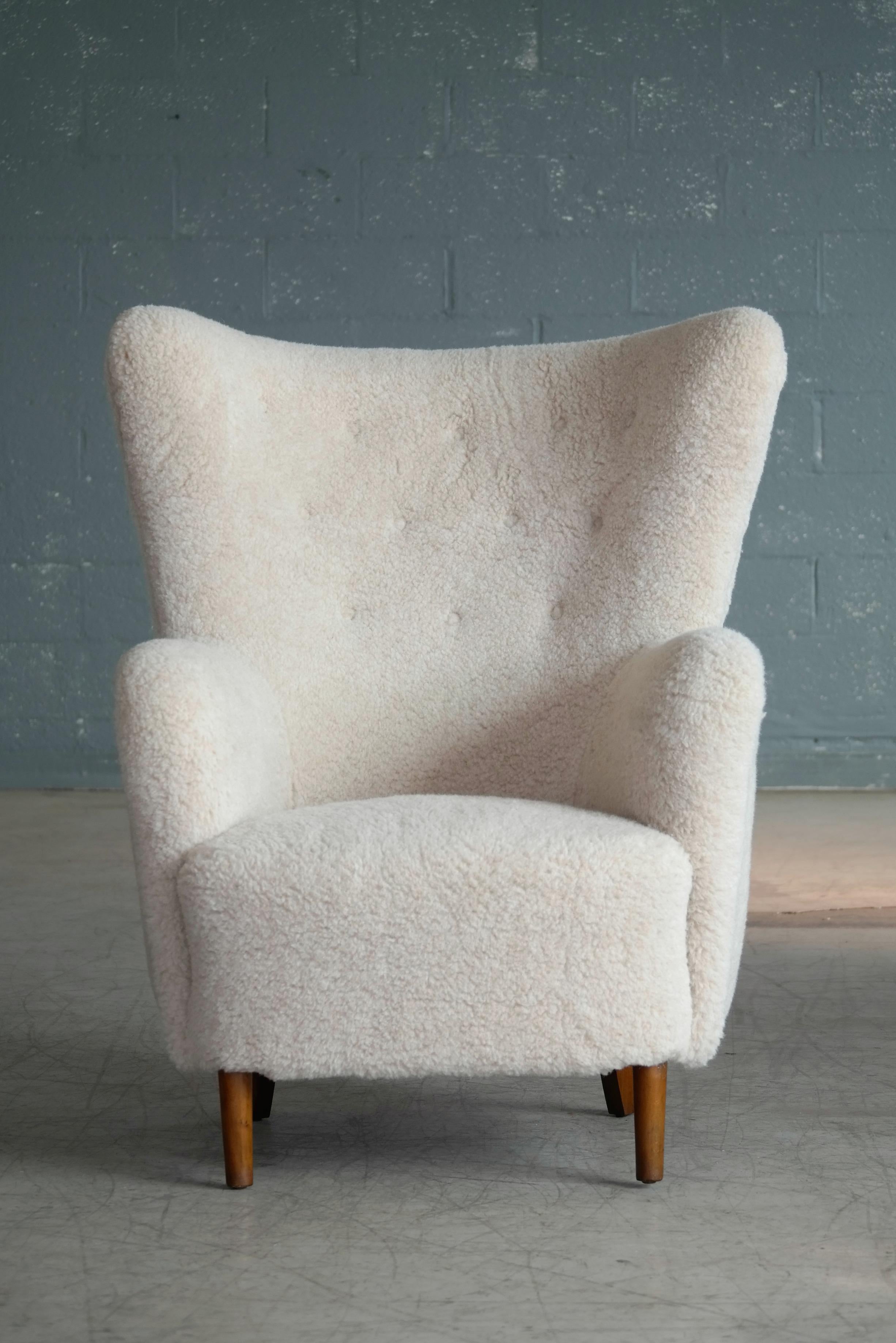Mid-Century Modern Danish 1940s High Back Lounge Chair in Beige Lambswool in Flemming Lassen Style