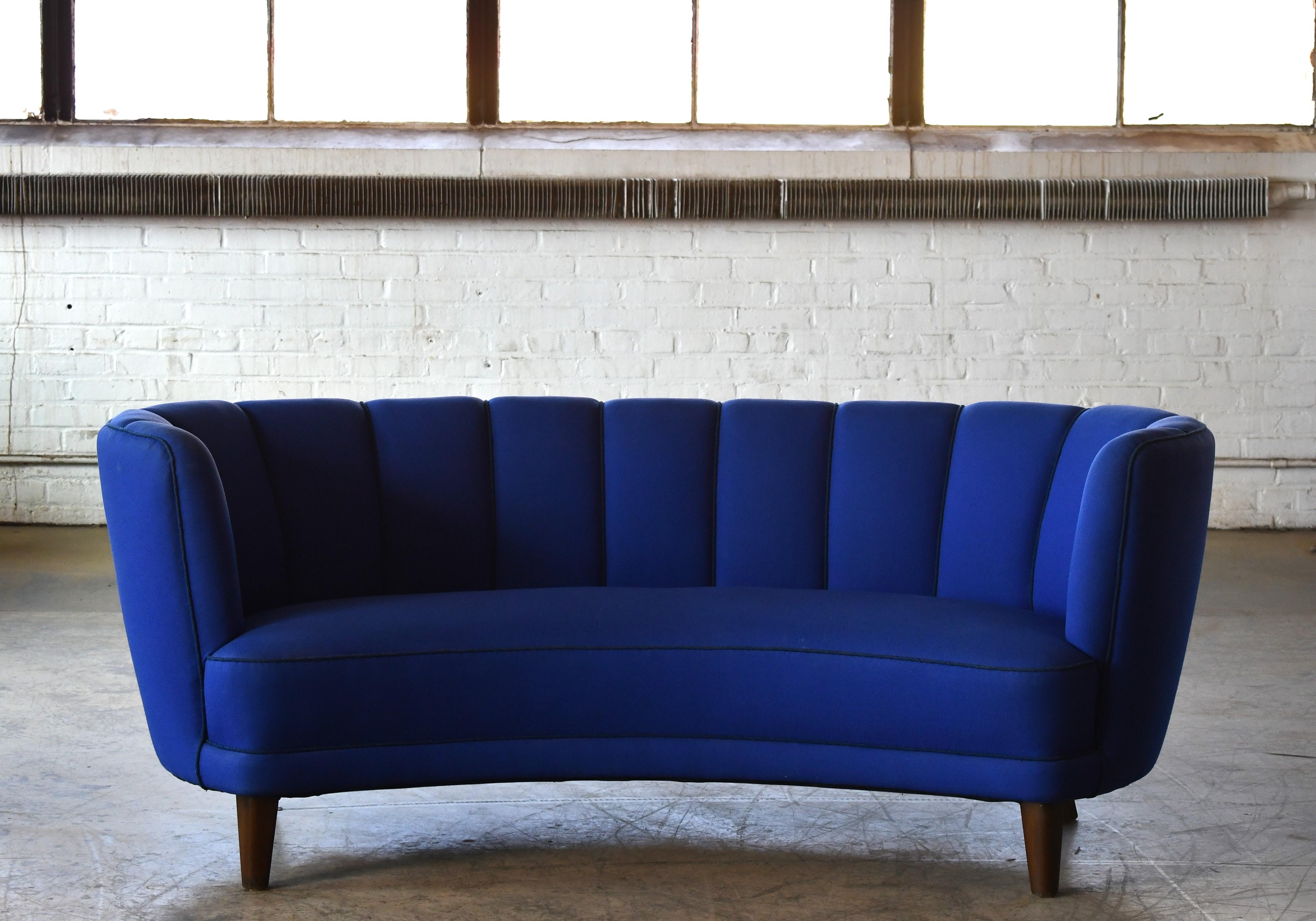 Großes dänisches geschwungenes Sofa in Bananenform aus blauem Wollstoff, 1940er Jahre (Dänisch) im Angebot