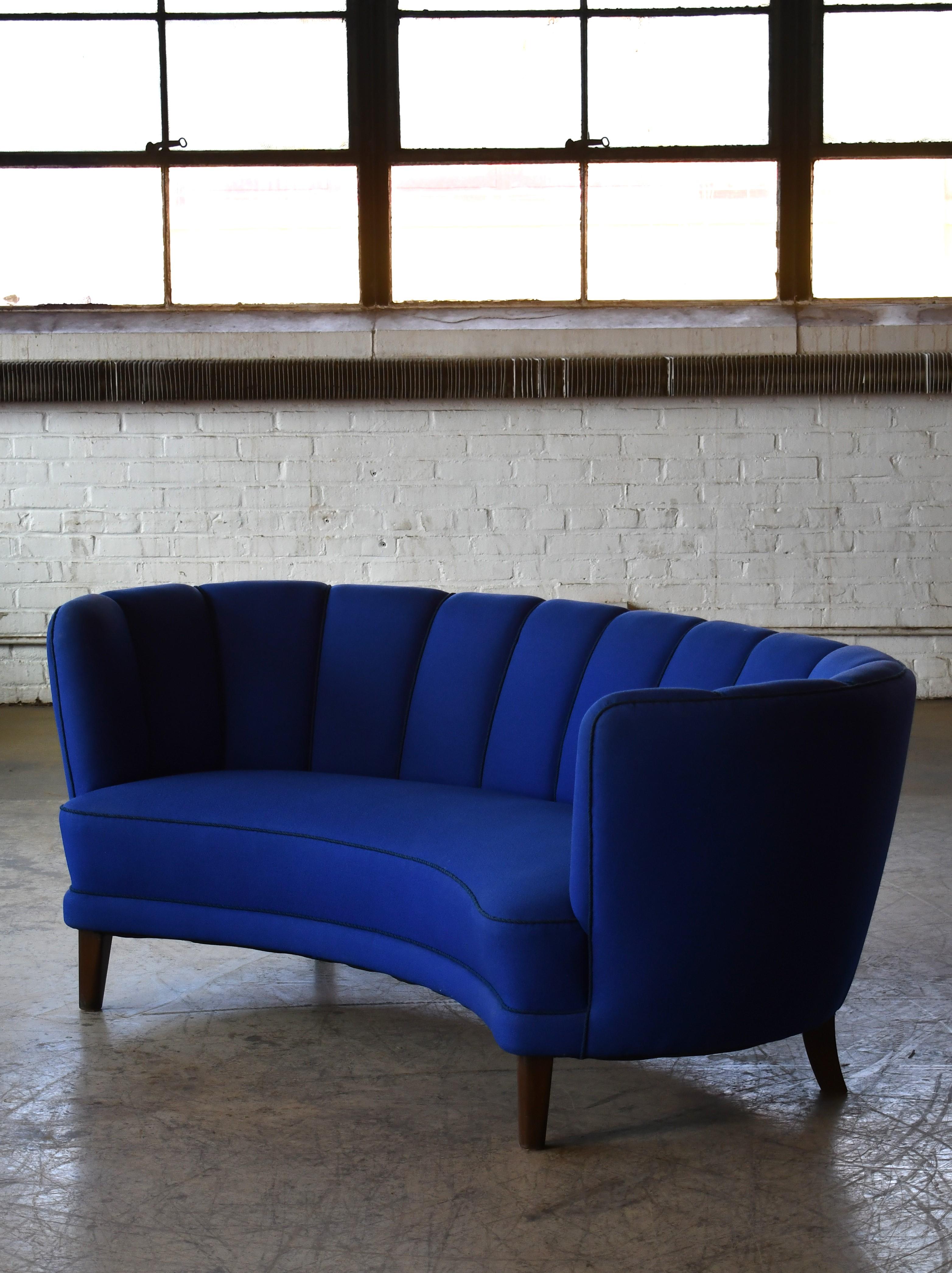 Großes dänisches geschwungenes Sofa in Bananenform aus blauem Wollstoff, 1940er Jahre im Zustand „Gut“ im Angebot in Bridgeport, CT