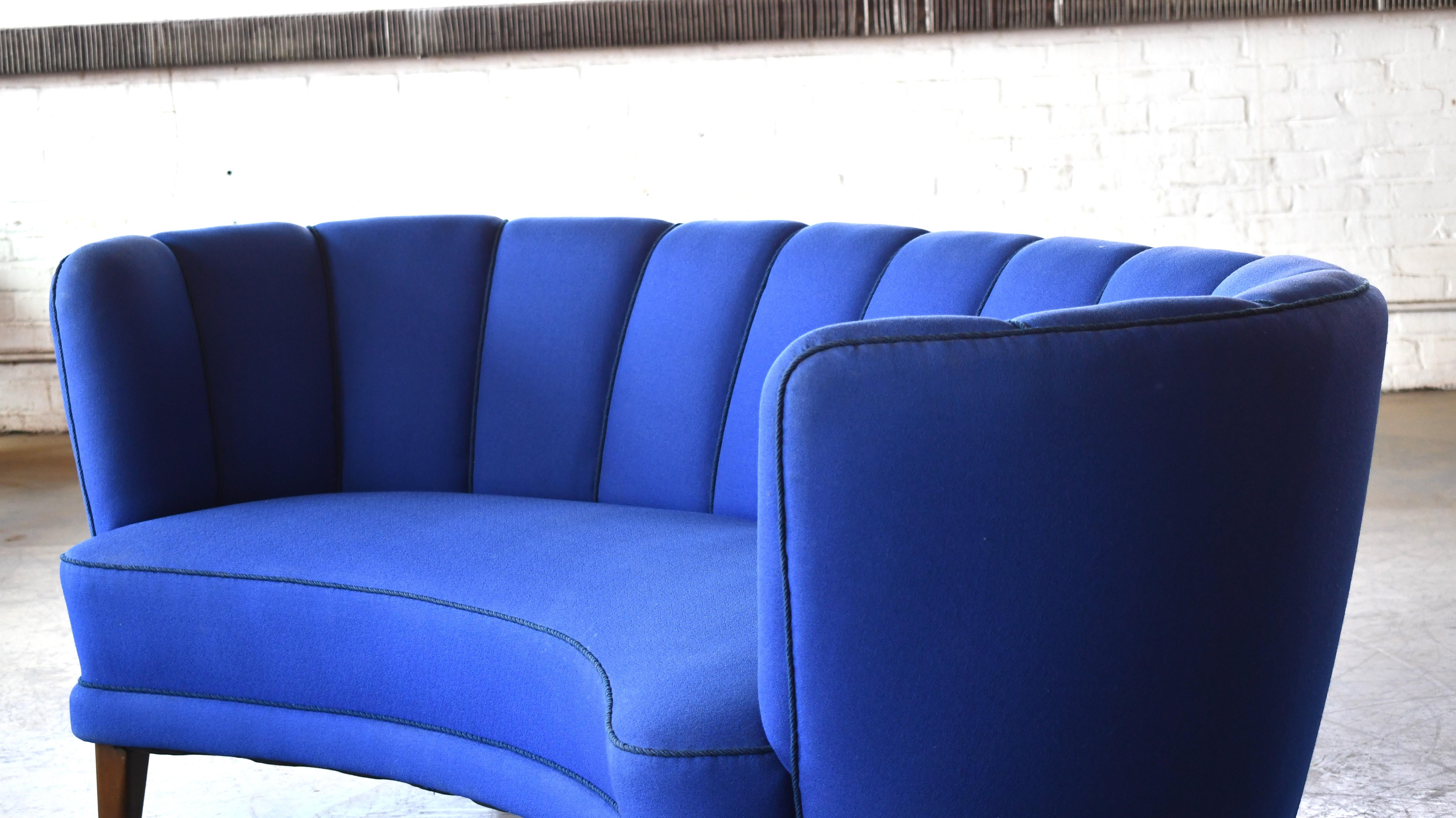 Großes dänisches geschwungenes Sofa in Bananenform aus blauem Wollstoff, 1940er Jahre (Mitte des 20. Jahrhunderts) im Angebot