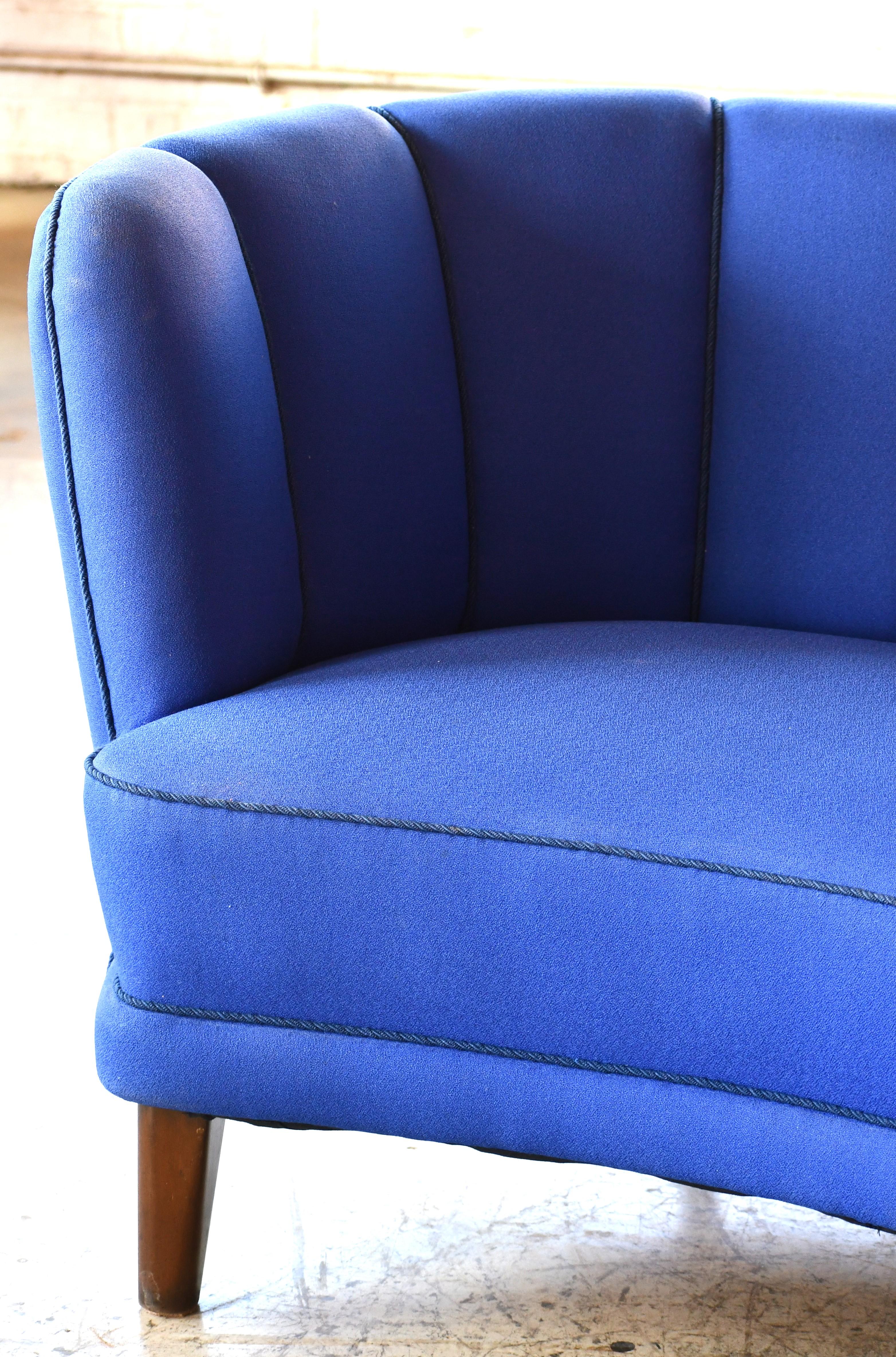Großes dänisches geschwungenes Sofa in Bananenform aus blauem Wollstoff, 1940er Jahre im Angebot 2