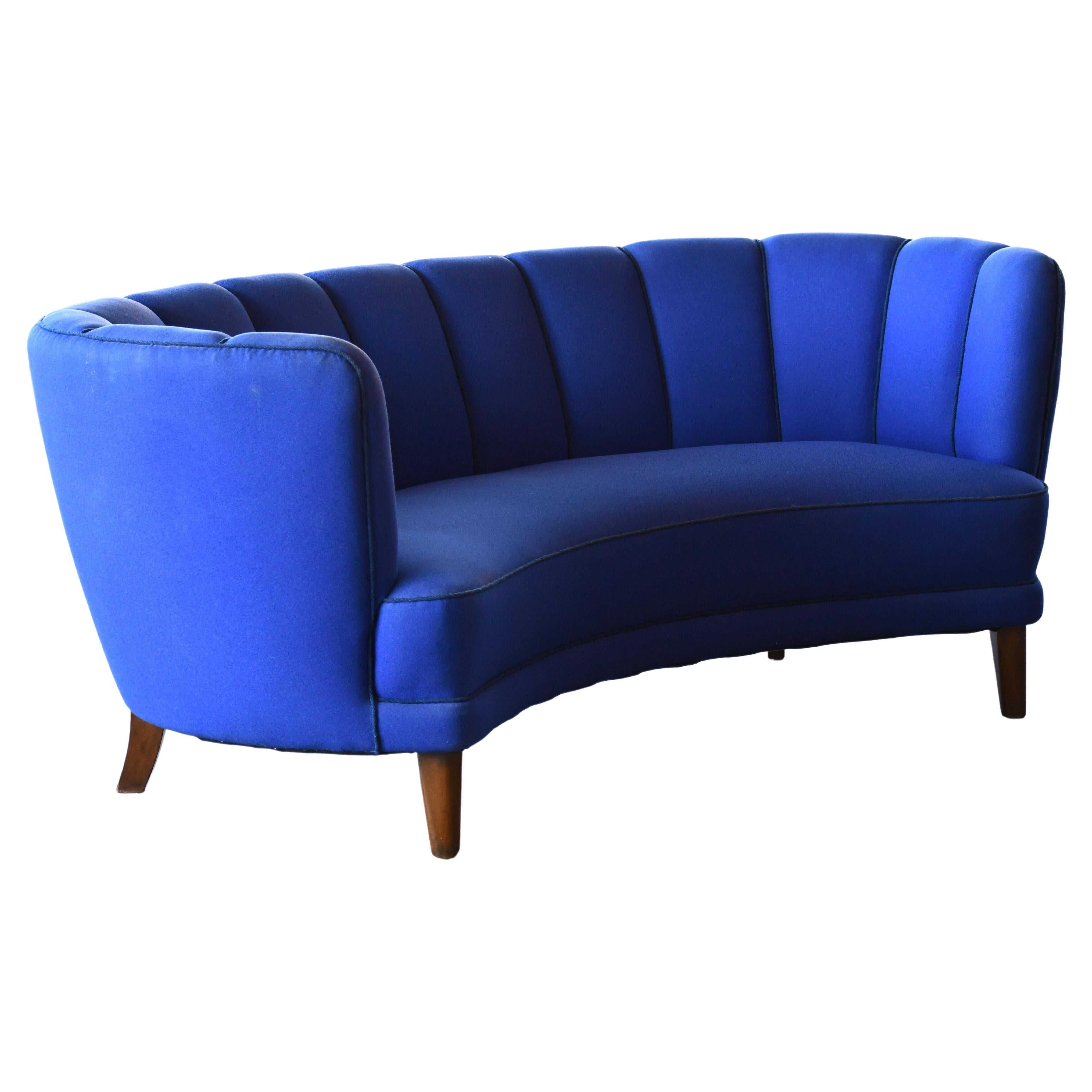 Großes dänisches geschwungenes Sofa in Bananenform aus blauem Wollstoff, 1940er Jahre im Angebot