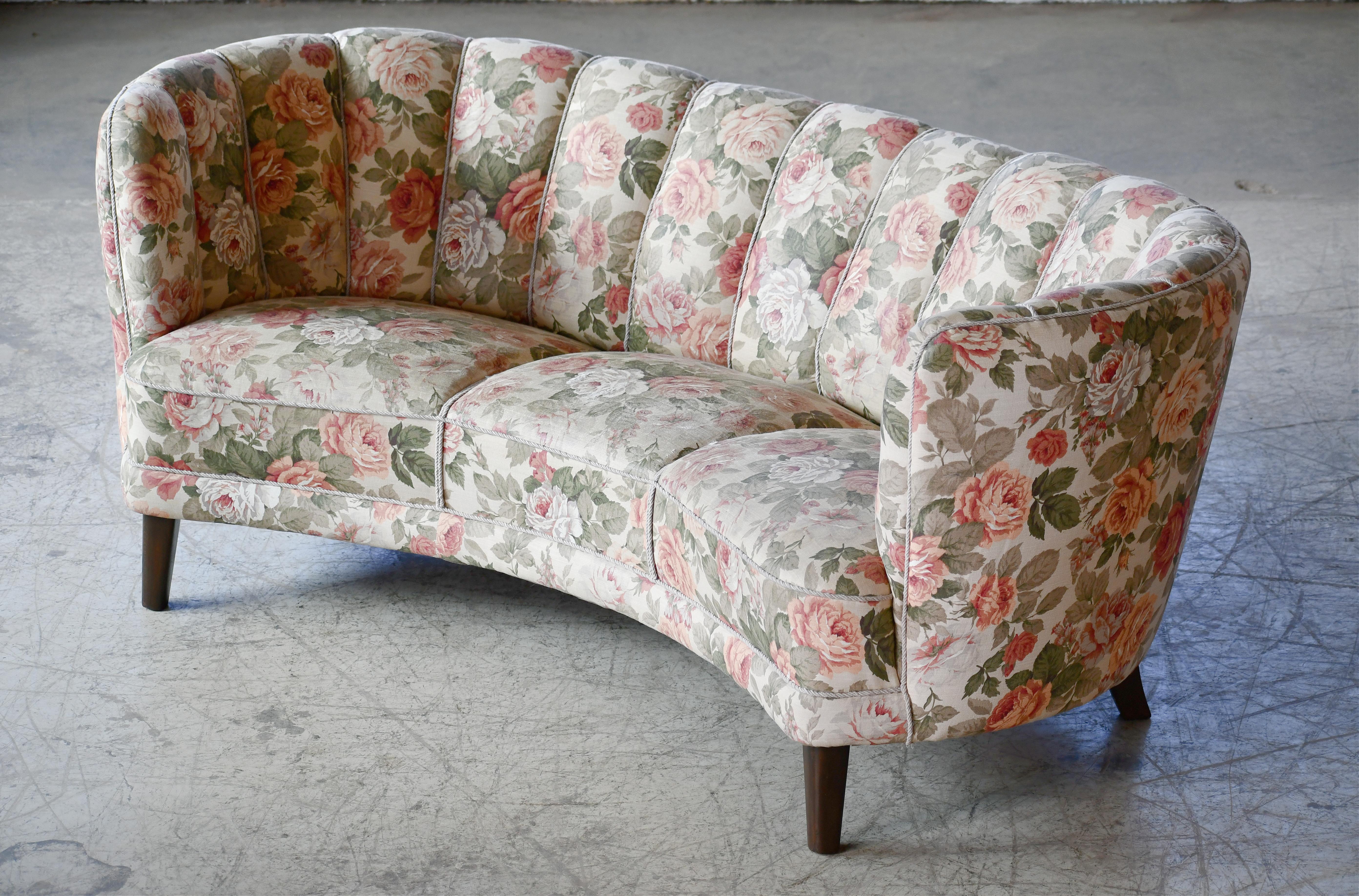 Schönes und sehr elegantes, großformatiges, geschwungenes Dreisitzer-Sofa aus den 1940er Jahren mit kanalisierter Rückenlehne. Die Sitzfläche und die Rückenlehne des Sofas sind gefedert, der Rahmen aus Buchenholz ist solide und robust. Der originale
