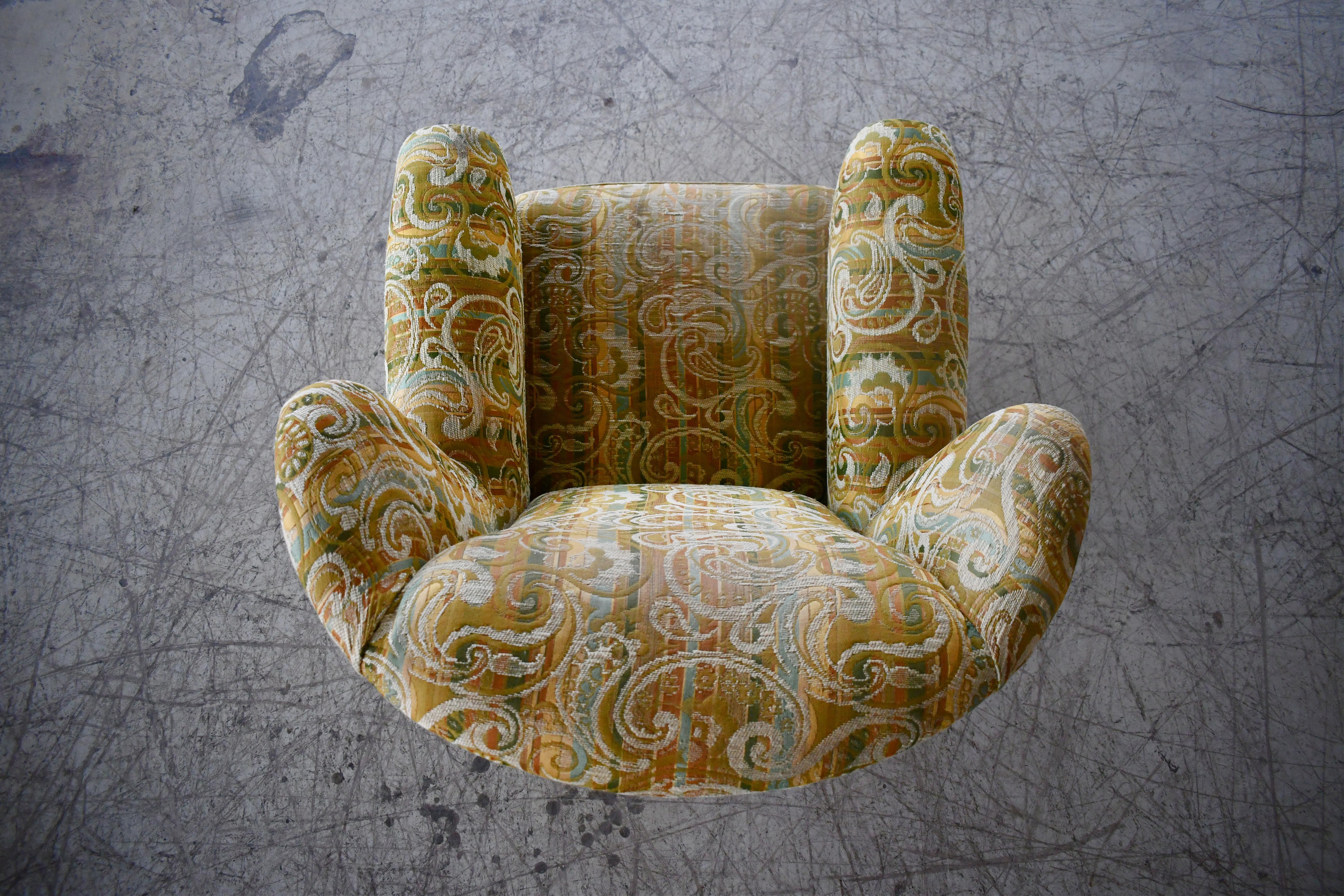 Danish 1940s Large Lounge Chair in Floral Fabric For Sale 1