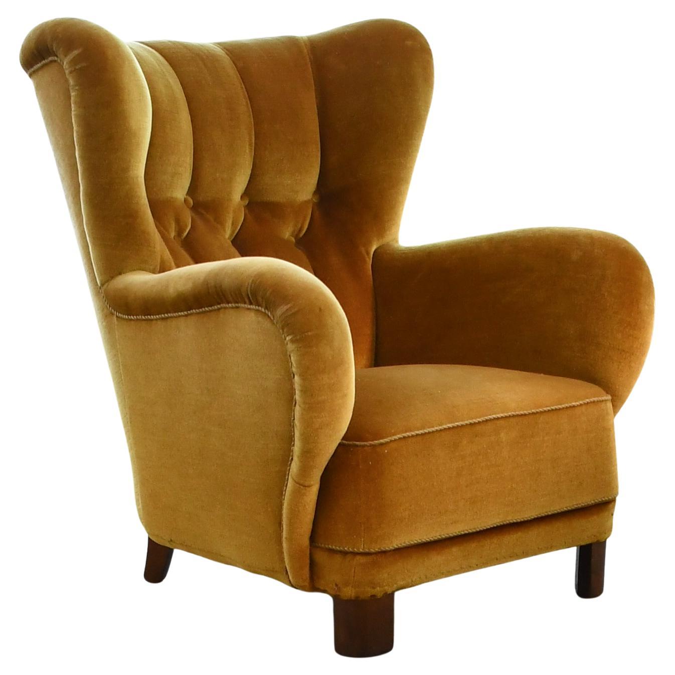 Dänischer Sessel aus den 1940er Jahren mit organisch abgerundeten Proportionen aus gelbem Mohair.