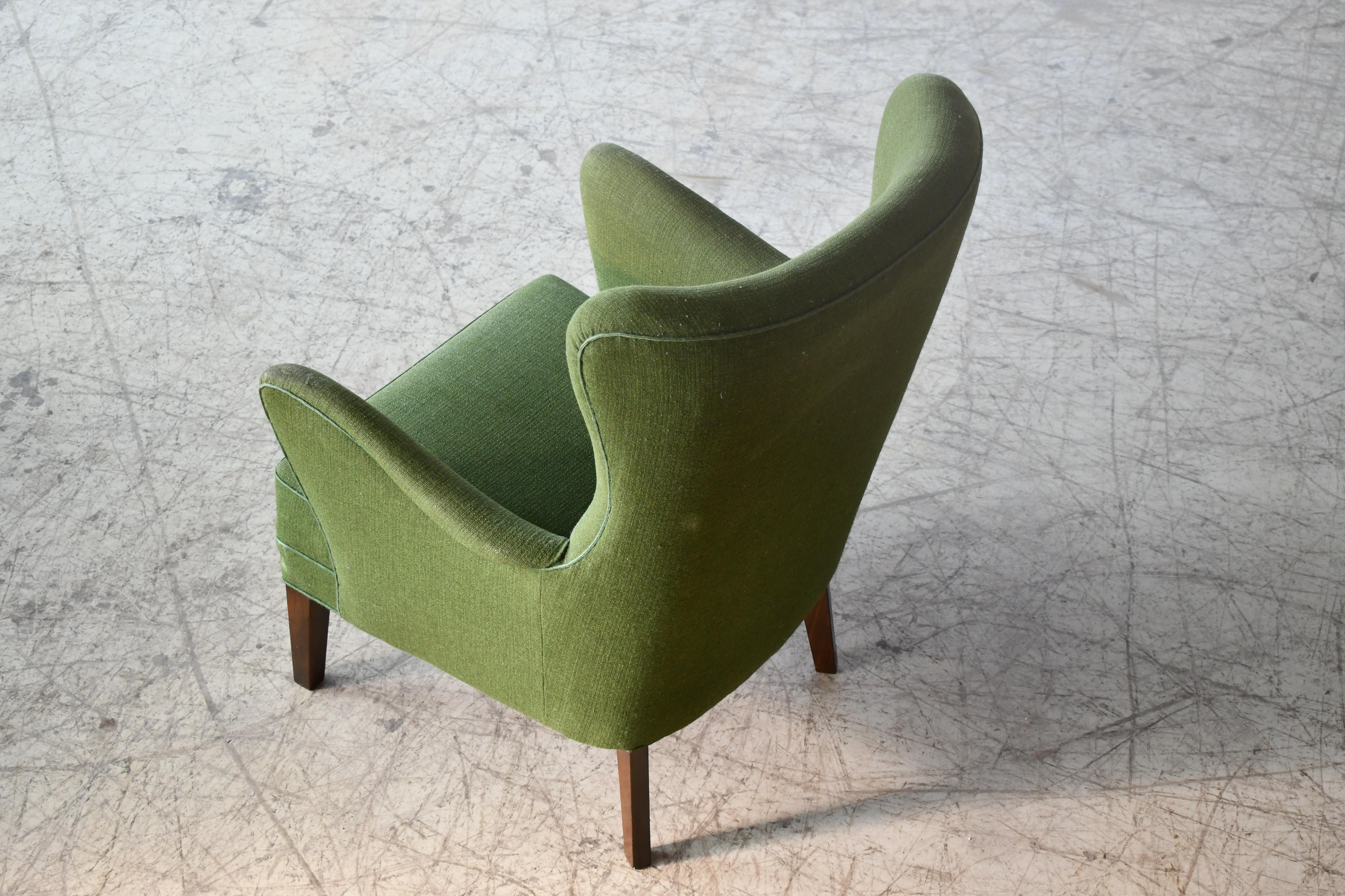 Danish 1940s Lassen Style Easy Chair in Green Wool Fabric Mahogany Legs For Sale 4