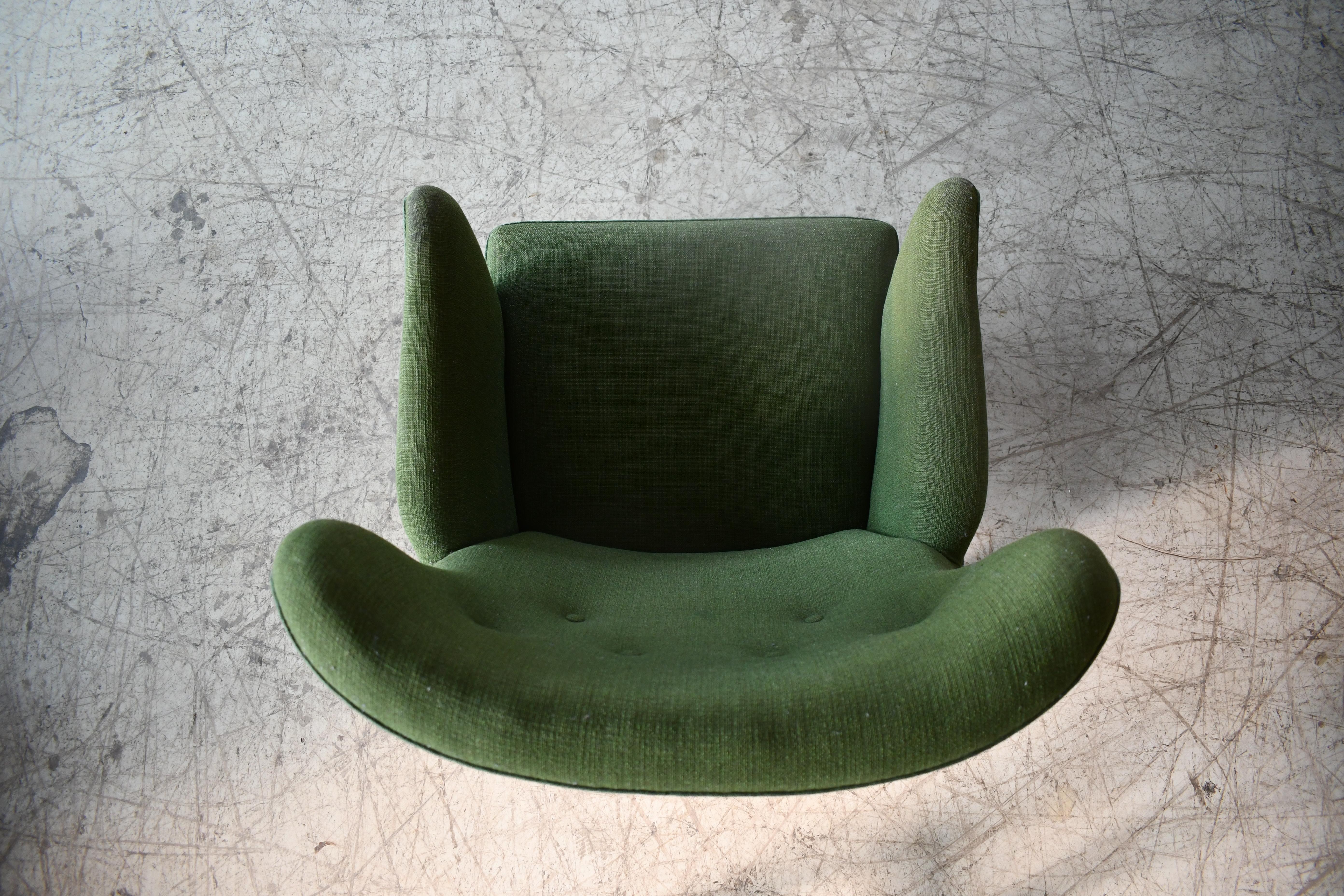 Danish 1940s Lassen Style Easy Chair in Green Wool Fabric Mahogany Legs For Sale 5