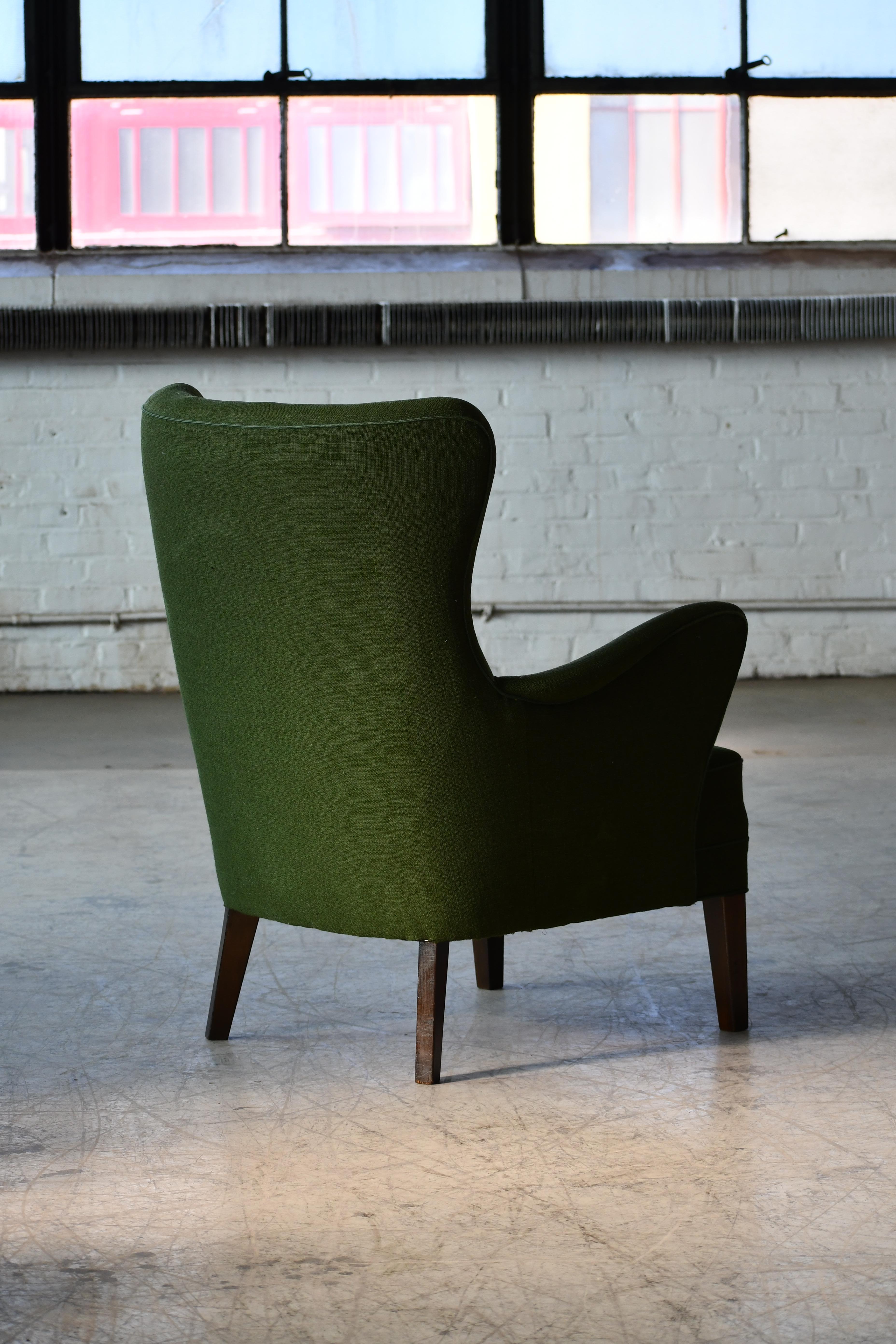 Danish 1940s Lassen Style Easy Chair in Green Wool Fabric Mahogany Legs For Sale 6