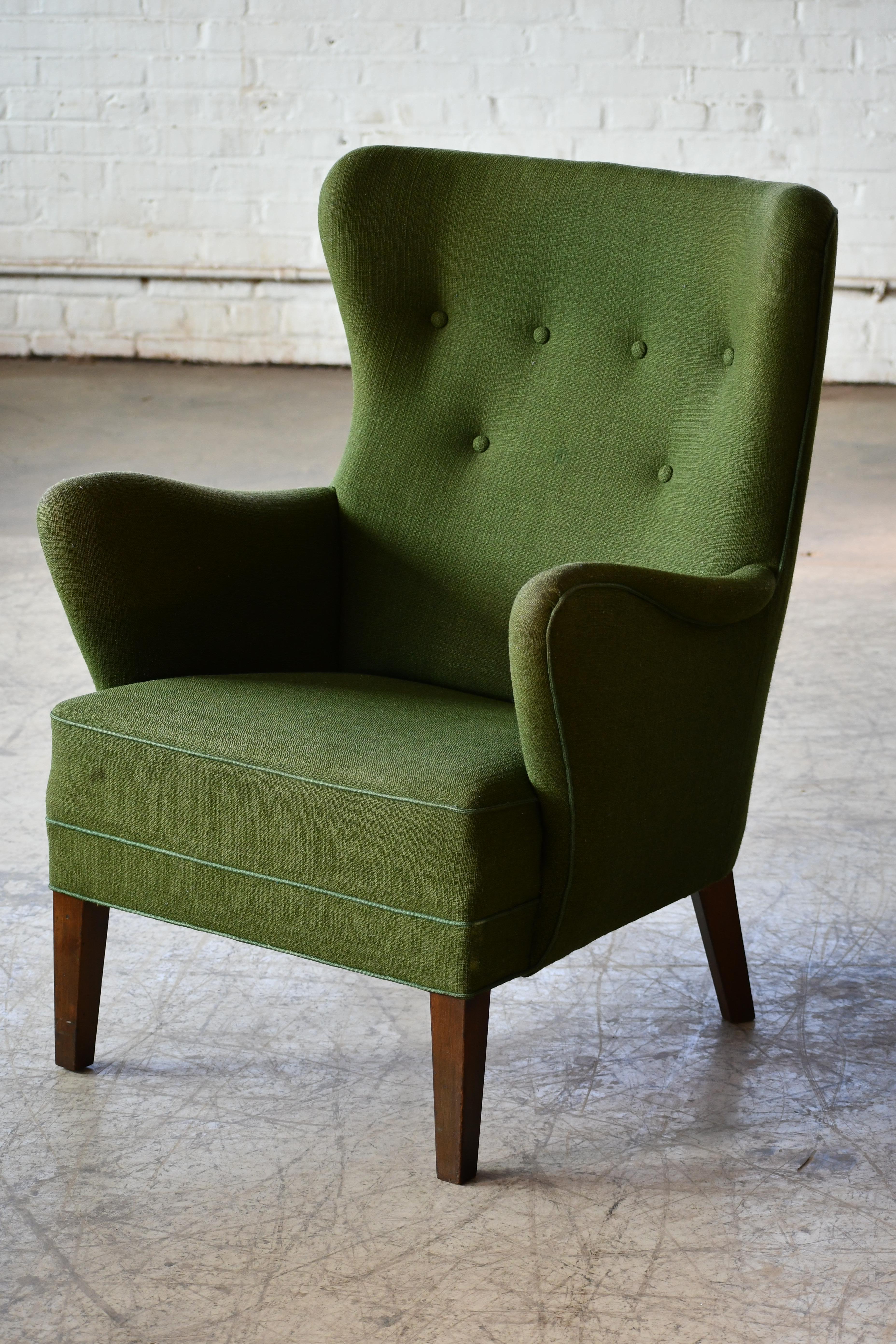 Danish 1940s Lassen Style Easy Chair in Green Wool Fabric Mahogany Legs In Good Condition For Sale In Bridgeport, CT
