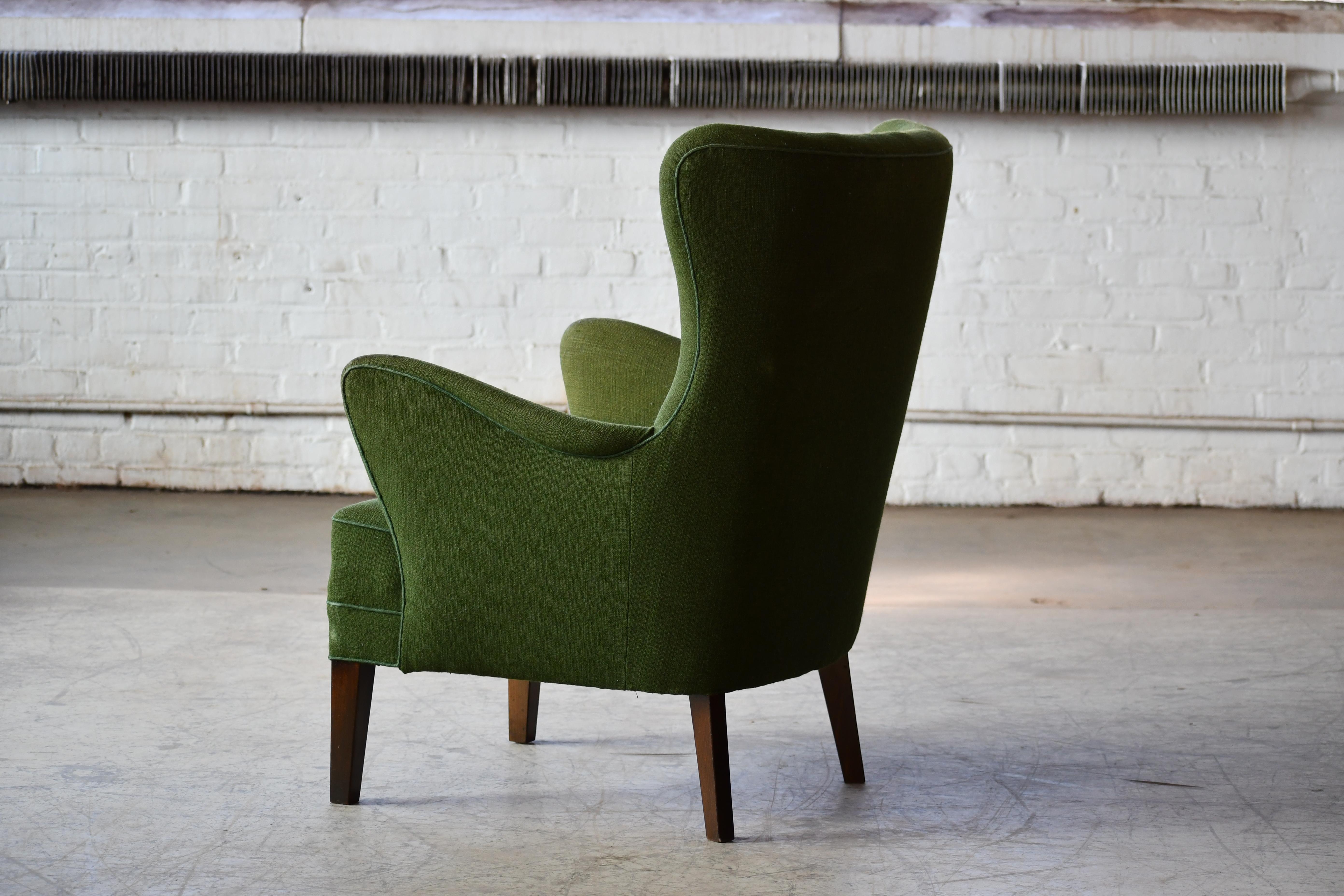 Mid-20th Century Danish 1940s Lassen Style Easy Chair in Green Wool Fabric Mahogany Legs For Sale