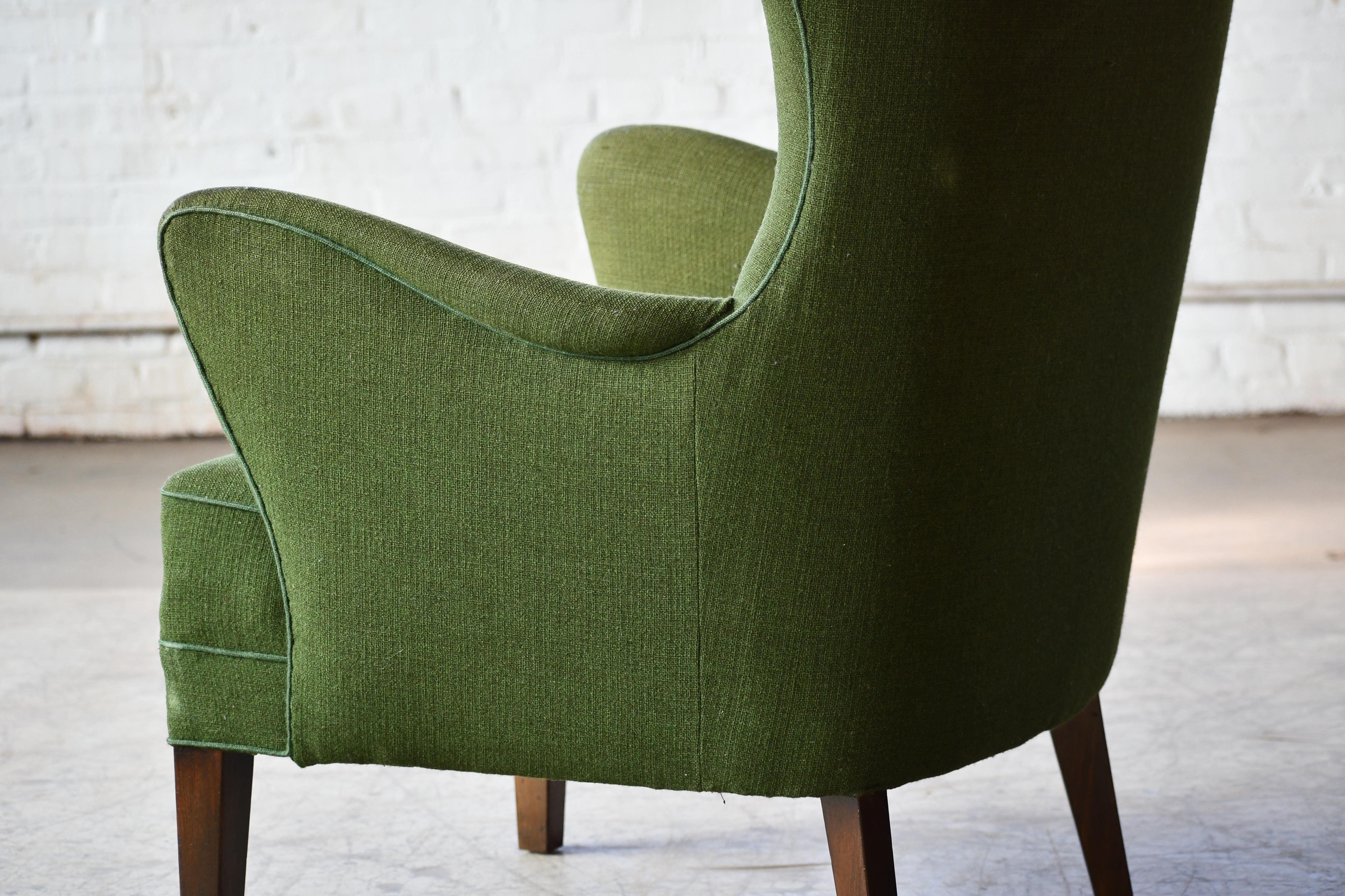Danish 1940s Lassen Style Easy Chair in Green Wool Fabric Mahogany Legs For Sale 1