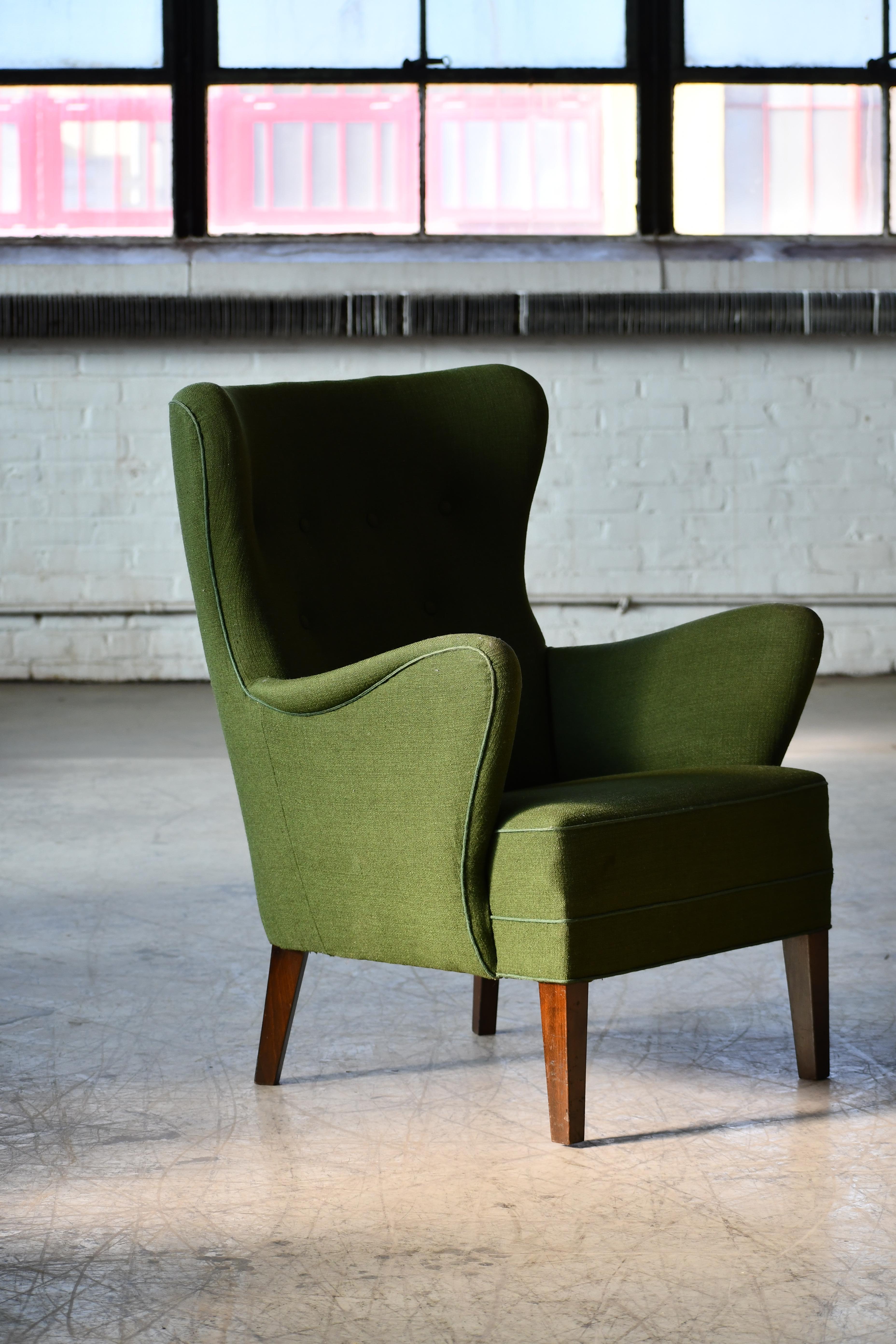 Danish 1940s Lassen Style Easy Chair in Green Wool Fabric Mahogany Legs For Sale 3