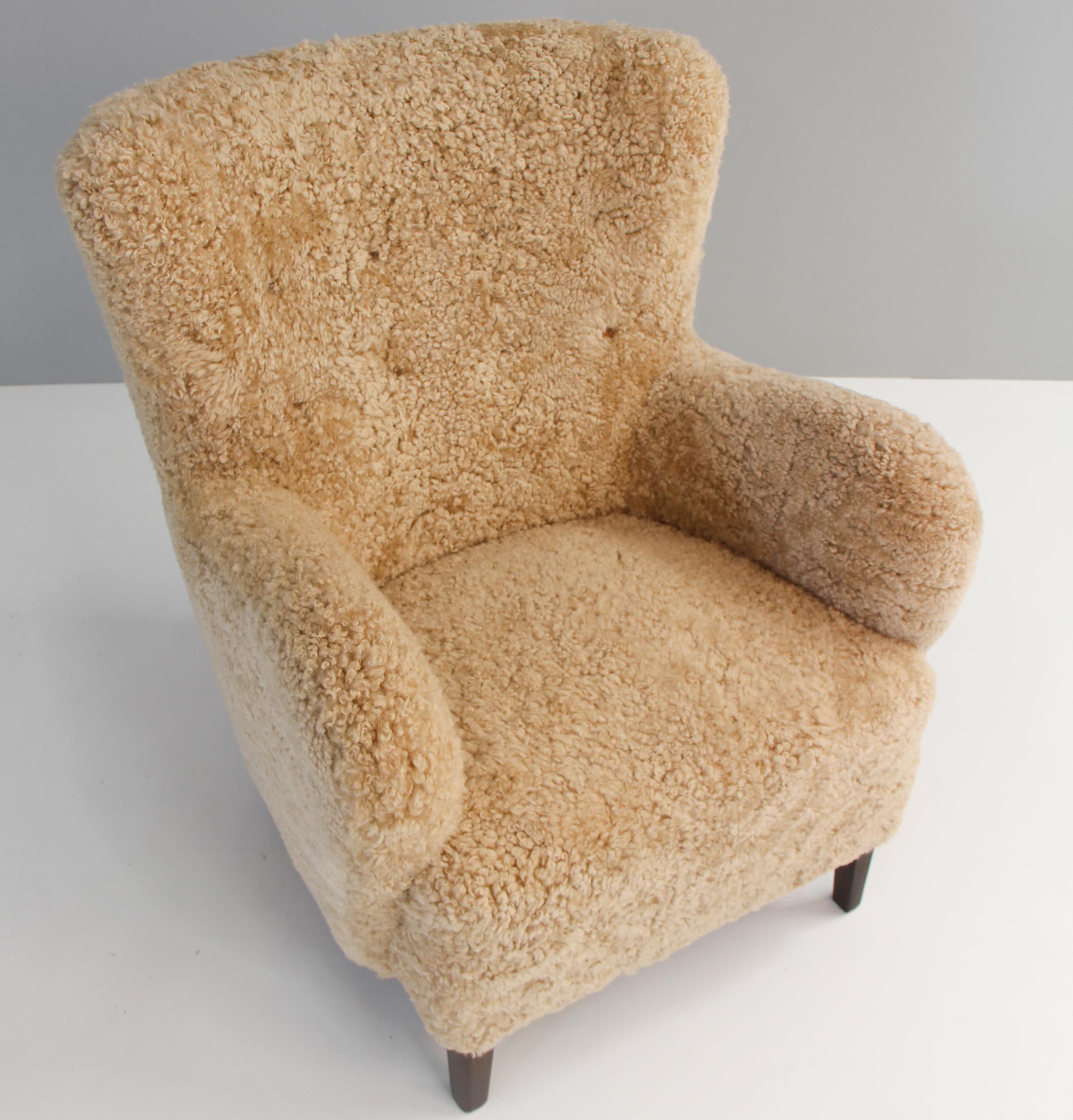 Chaise de salon d'ébéniste danois nouvellement tapissée de cuir d'agneau miel avec boutons en cuir. 

Pieds en hêtre teinté.

Fabriqué dans les années 1940.