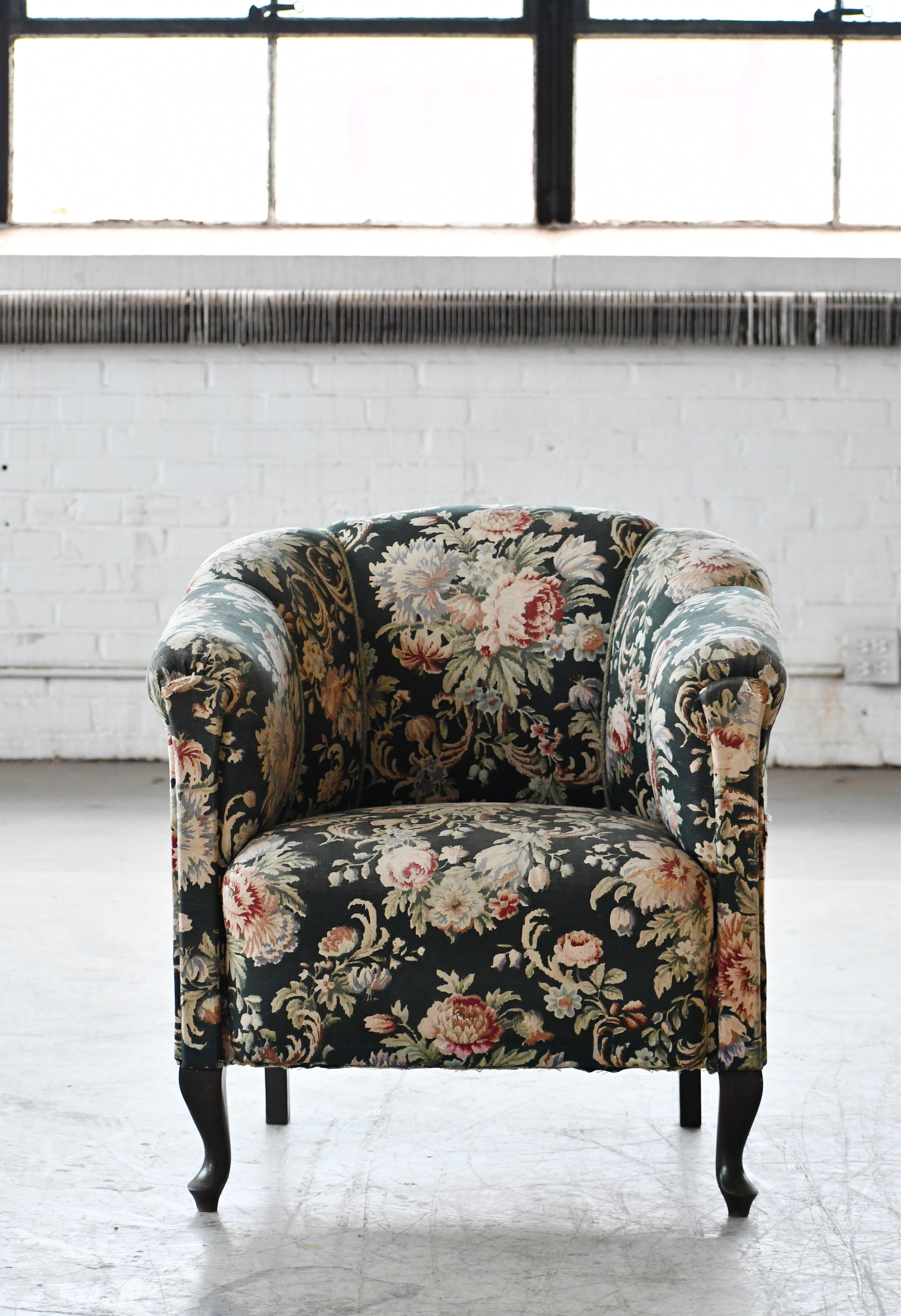 Bellissima poltroncina danese molto elegante. Non conosciamo il designer e il produttore di questa sedia. Ha una struttura elevata  di qualità e probabilmente è stato realizzato all'inizio degli anni '40. Le gambe sono in stile cabriole, un po'