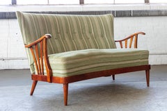 Loveseat danés de los años 40 con apoyabrazos abiertos de madera y lana a rayas verdes