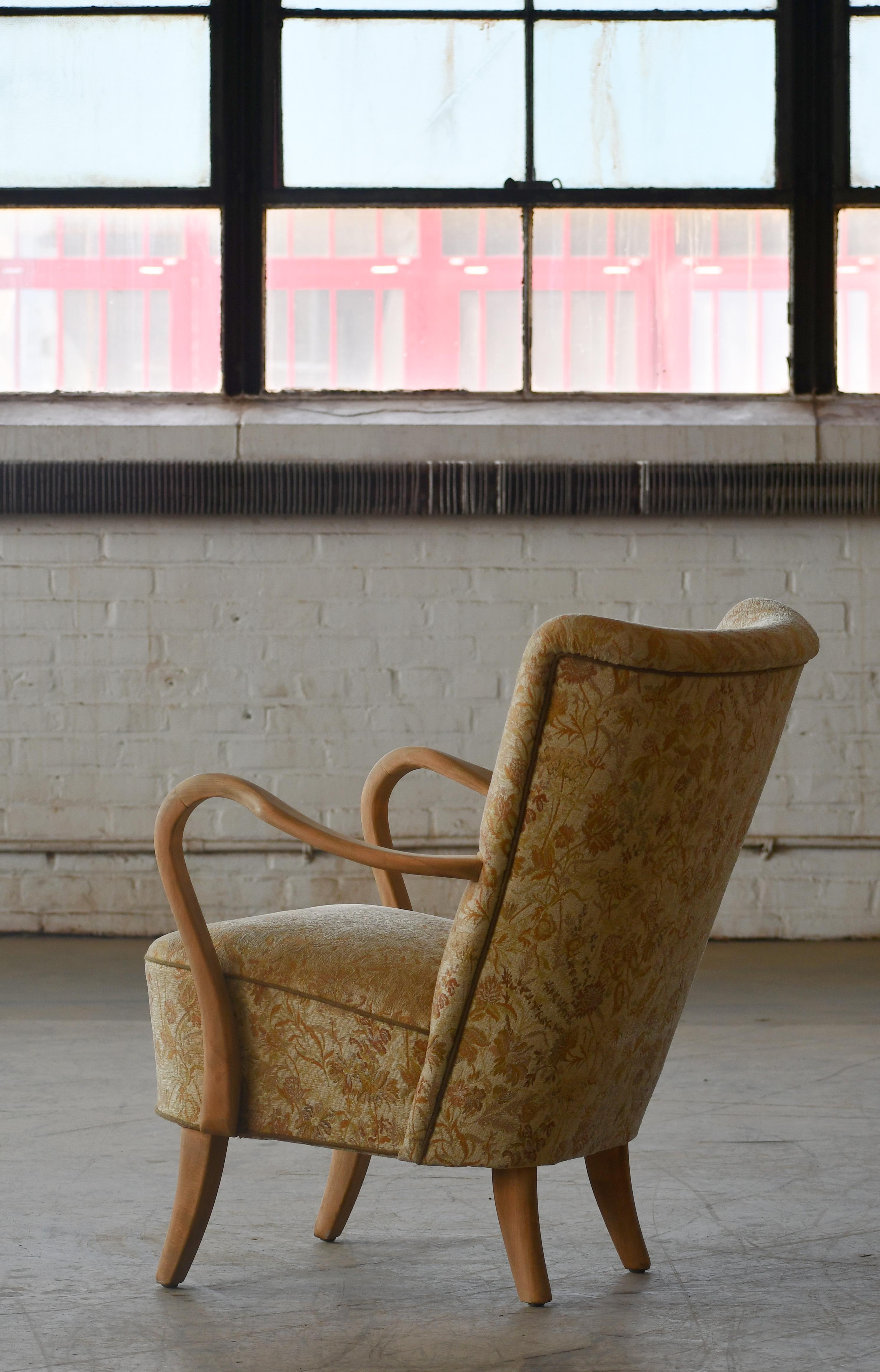 Mid-20th Century Danish 1940s Medium Height Back Easy Chair in Oak Open Armrests