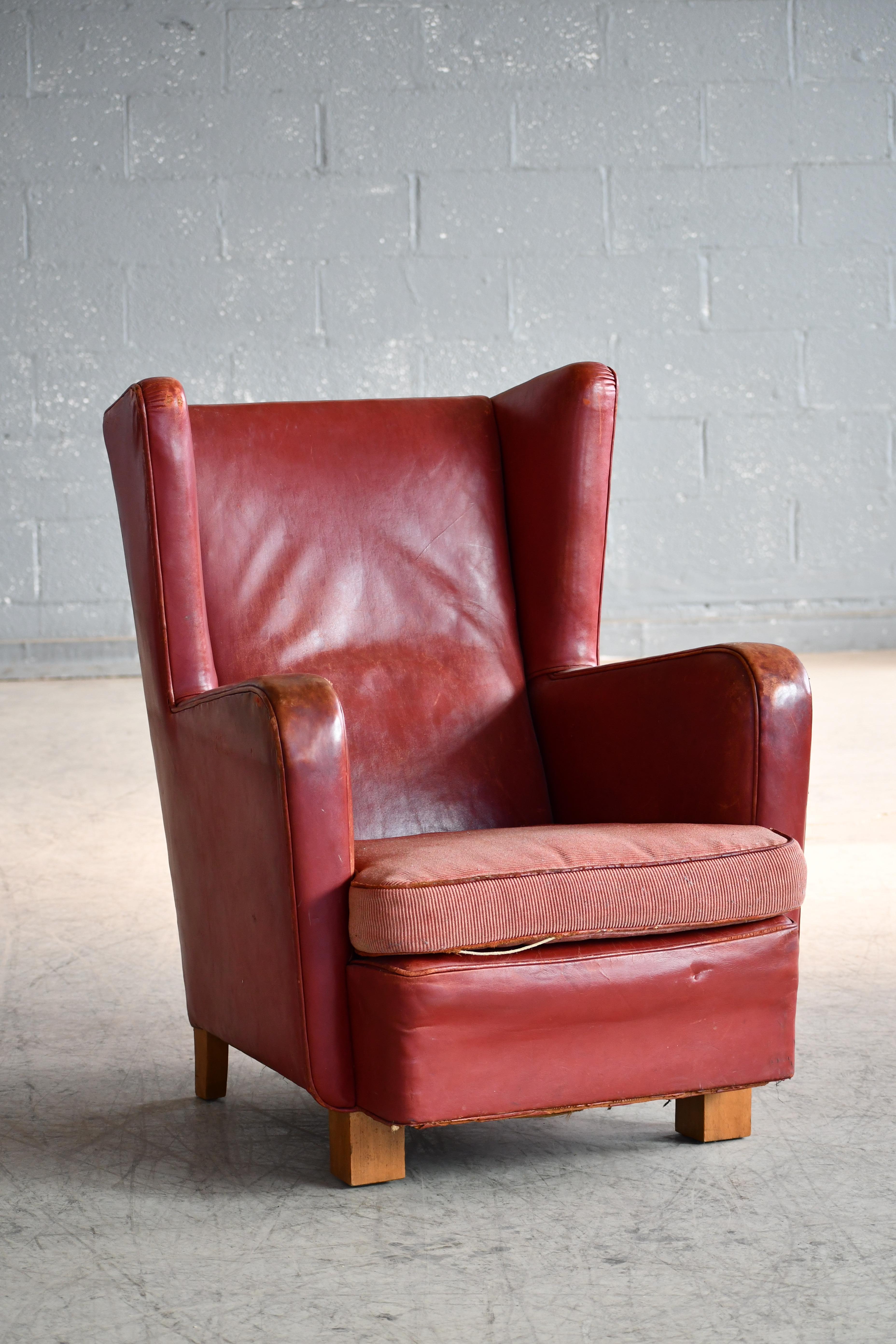 Danish 1940s Pair of Club Chairs in Reddish Leather  In Good Condition For Sale In Bridgeport, CT