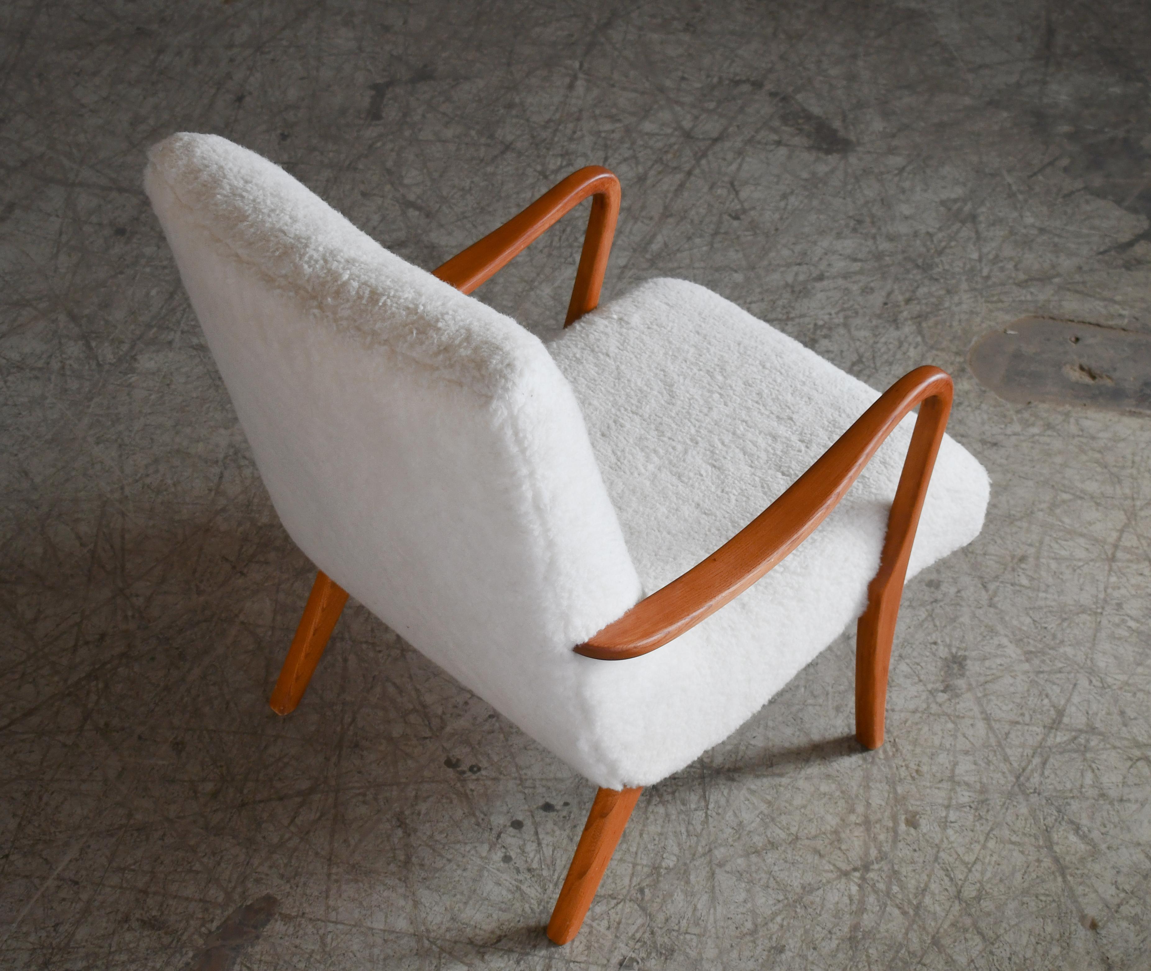Danish 1940s Pair of Easy Chairs with Open Armrests by Alfred Christensen In Good Condition In Bridgeport, CT