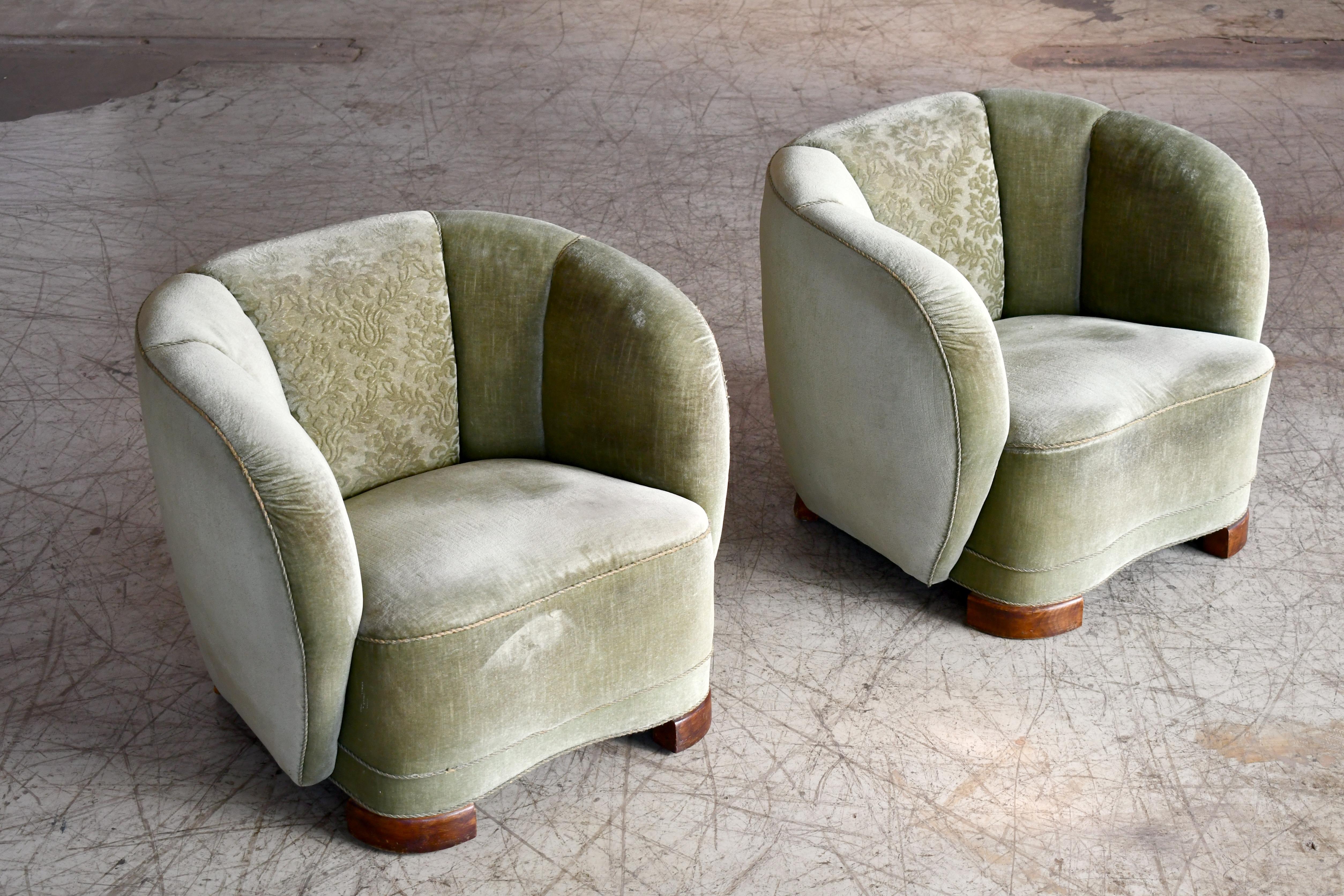 Danish 1940s Pair of Viggo Boesen Style Curved Lounge or Club Chairs In Good Condition In Bridgeport, CT