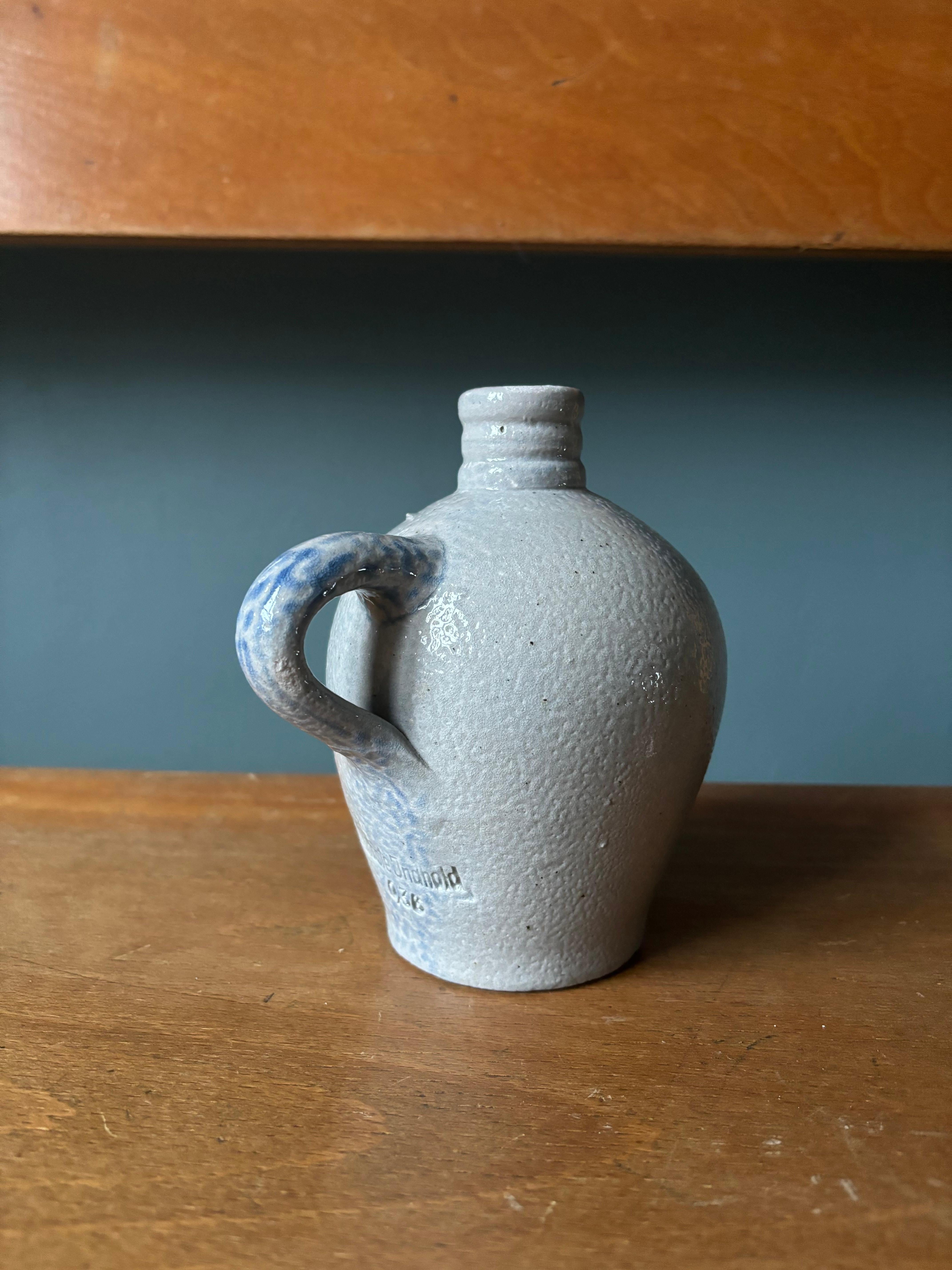 Dänische 1940er Jahre Salz glasierte Schnapsflasche Vase (Glasiert) im Angebot