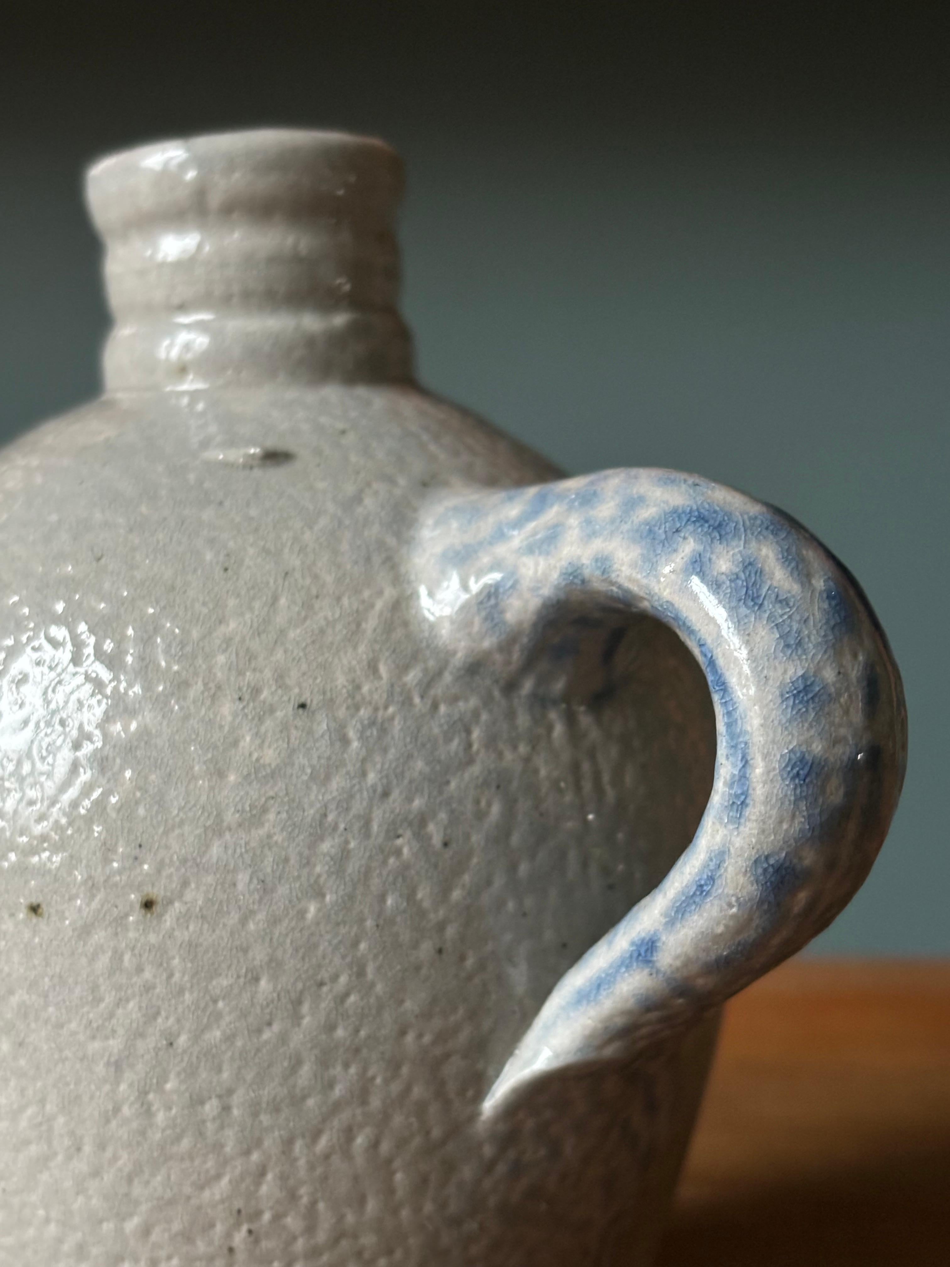 Dänische 1940er Jahre Salz glasierte Schnapsflasche Vase im Angebot 1