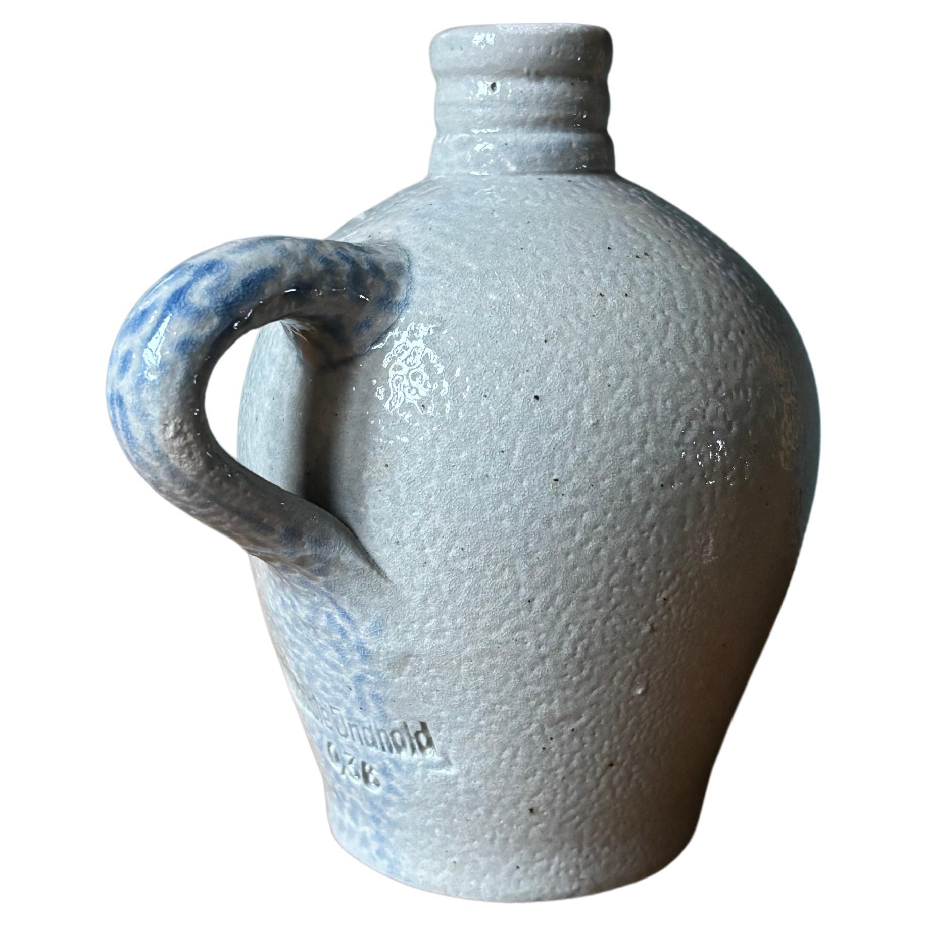 Dänische 1940er Jahre Salz glasierte Schnapsflasche Vase im Angebot
