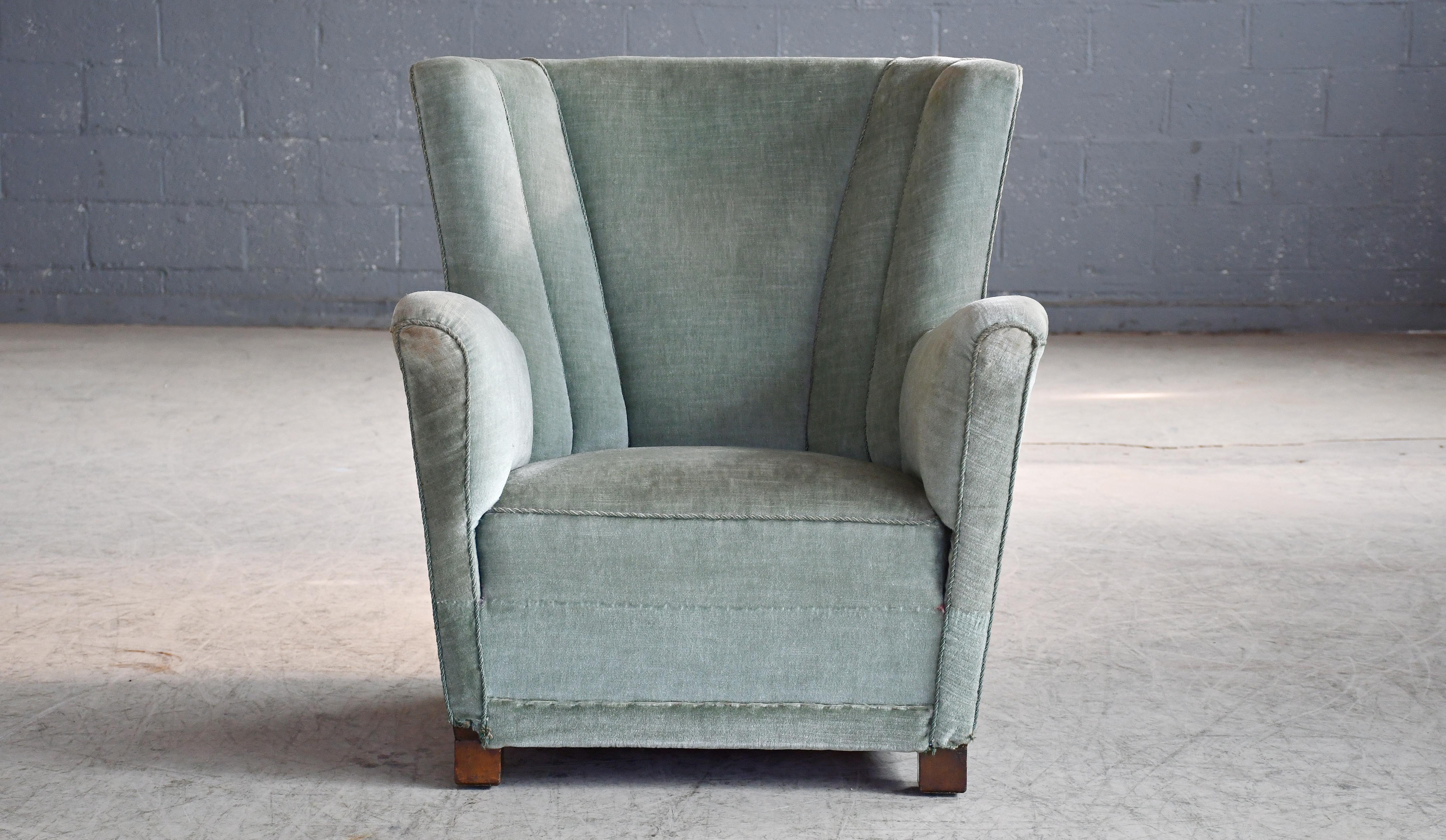 Estupendo sillón de finales del Art Déco y principios del siglo XX al estilo de Mogens Lassen, con una forma lineal muy escultural y proporciones armoniosas. Versátil y muy adecuado para un espacio más pequeño que necesita una declaración más