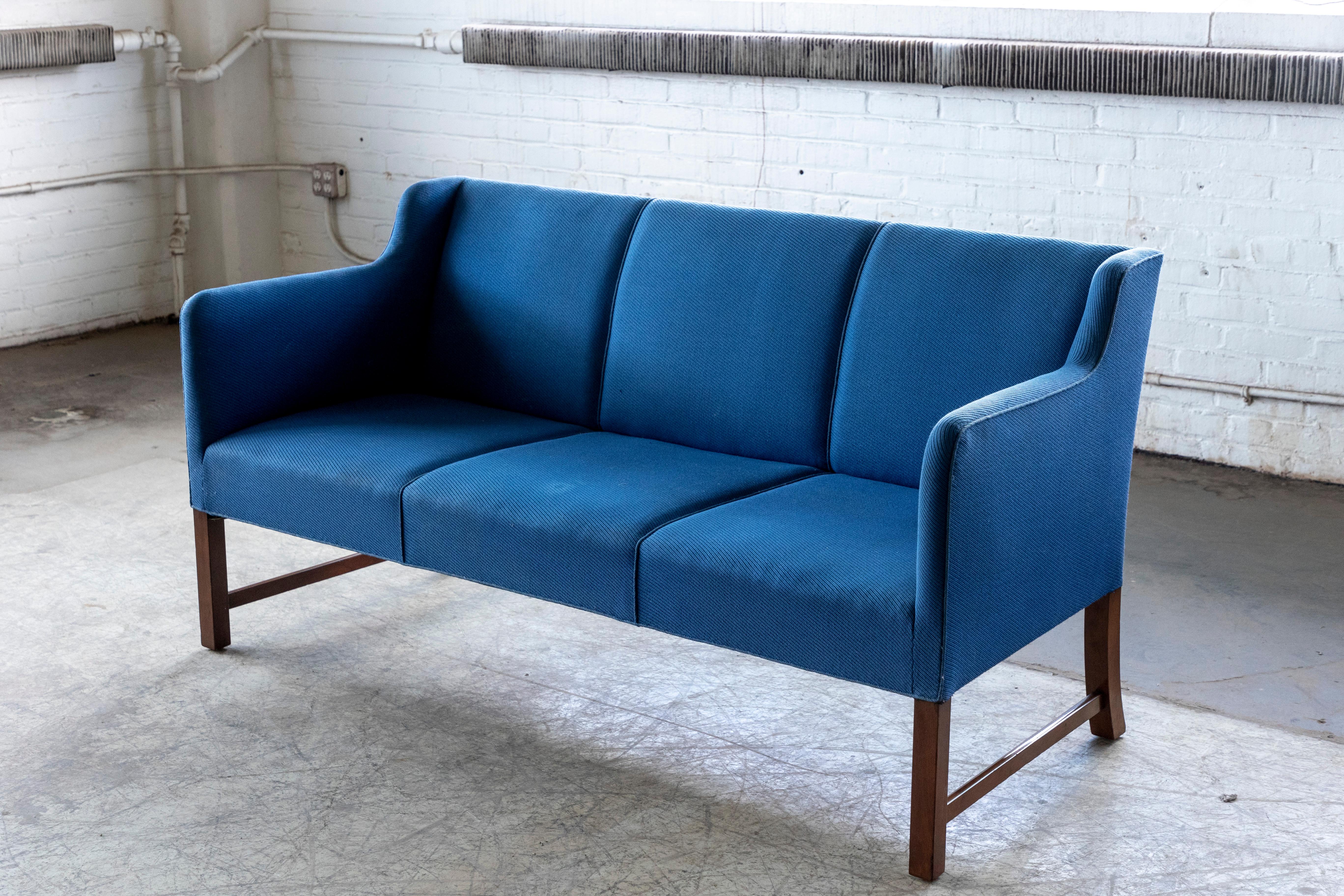 Wunderschönes und einzigartiges Sofa, das an die berühmten Entwürfe von Kaare Klint und Frits Henningsen angelehnt ist. Das Sofa ist höchstwahrscheinlich von Ole Wanscher, der mehrere Zollstücke dieser Art herstellte, aber wir können den Hersteller