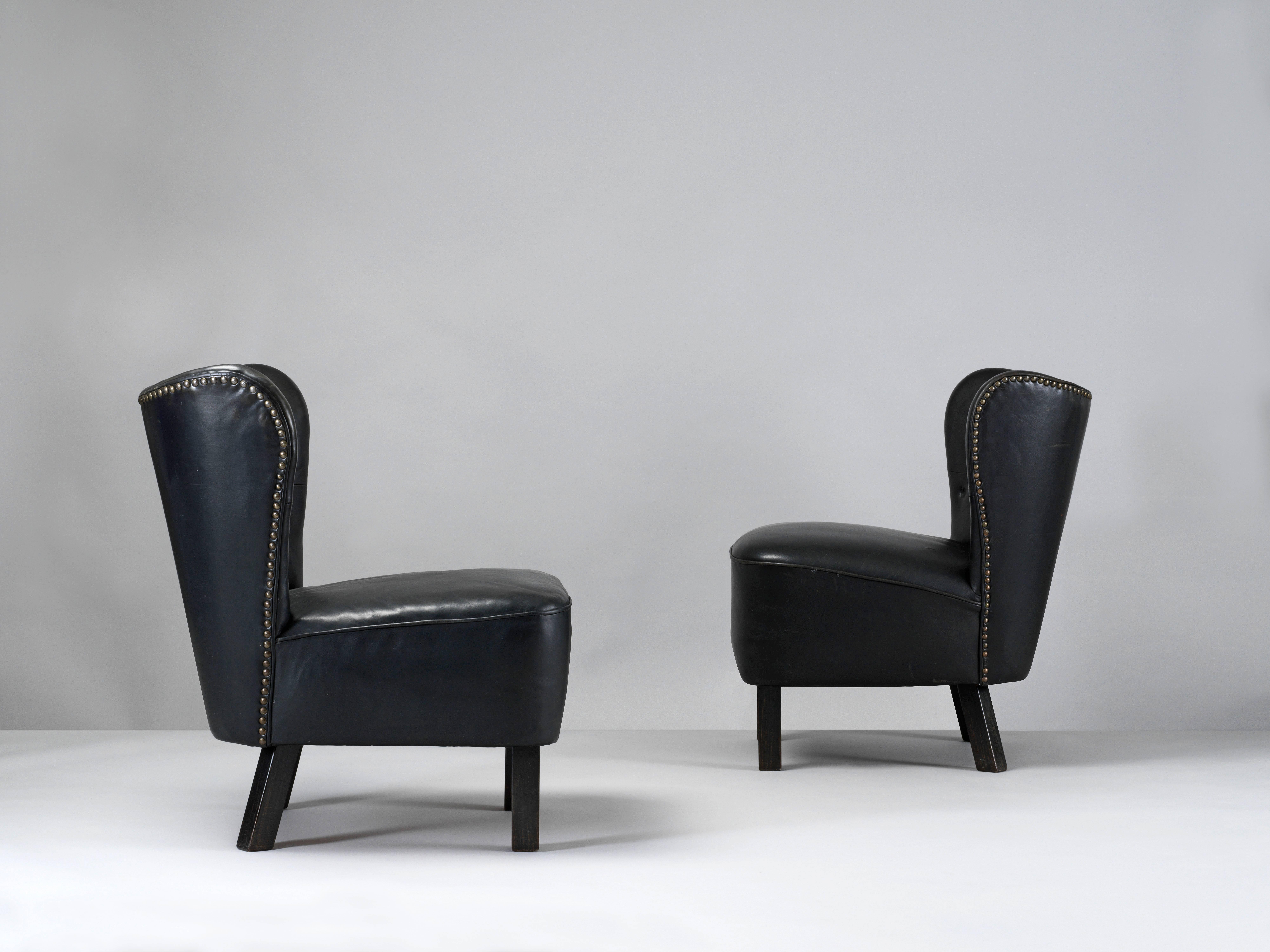 Dänische Sessel / Loungesessel aus den 1940er Jahren, schwarzes Leder, Messingnägel, 1940er Jahre (Skandinavische Moderne) im Angebot