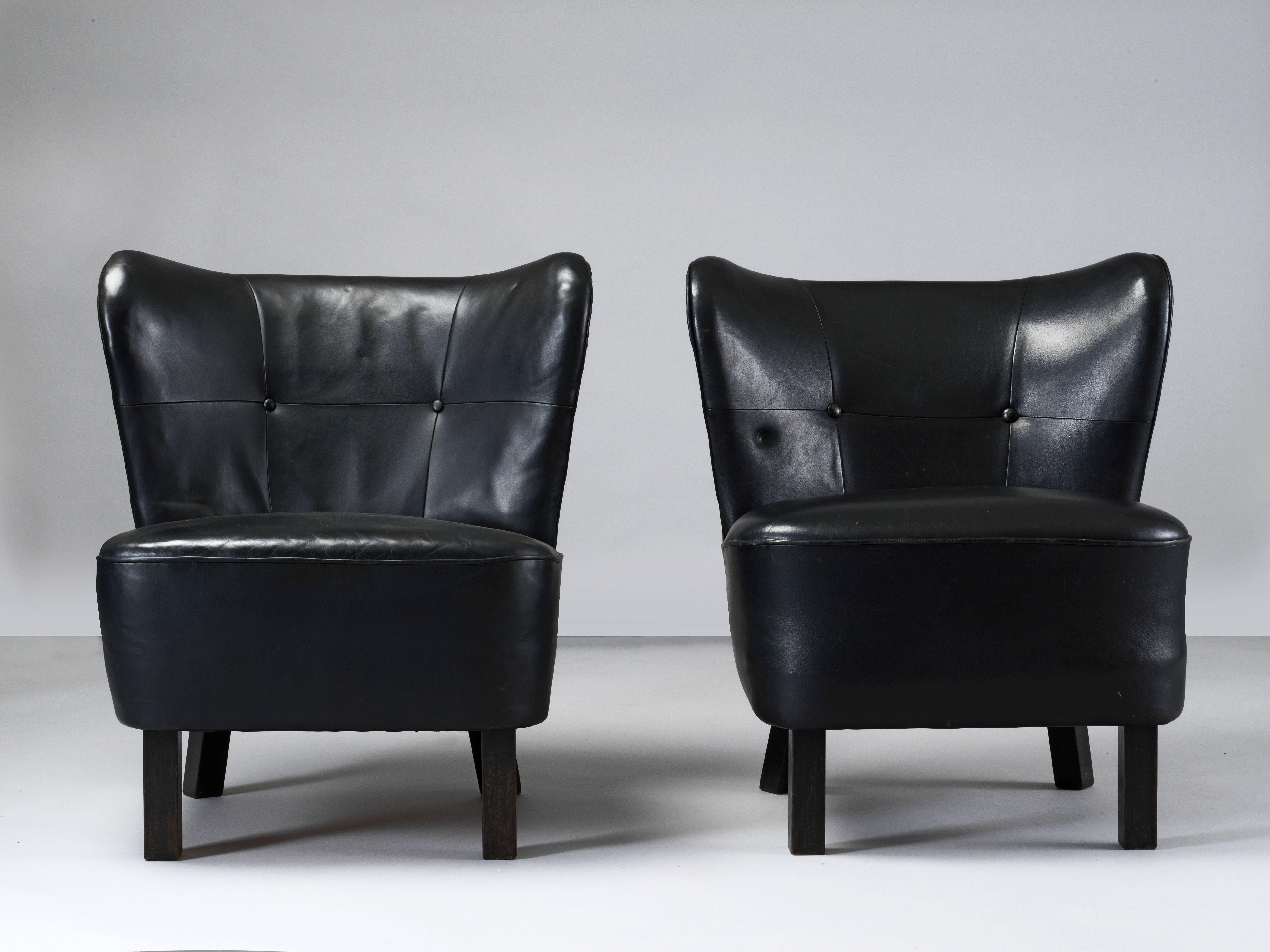 Dänische Sessel / Loungesessel aus den 1940er Jahren, schwarzes Leder, Messingnägel, 1940er Jahre im Zustand „Relativ gut“ im Angebot in High Point, NC