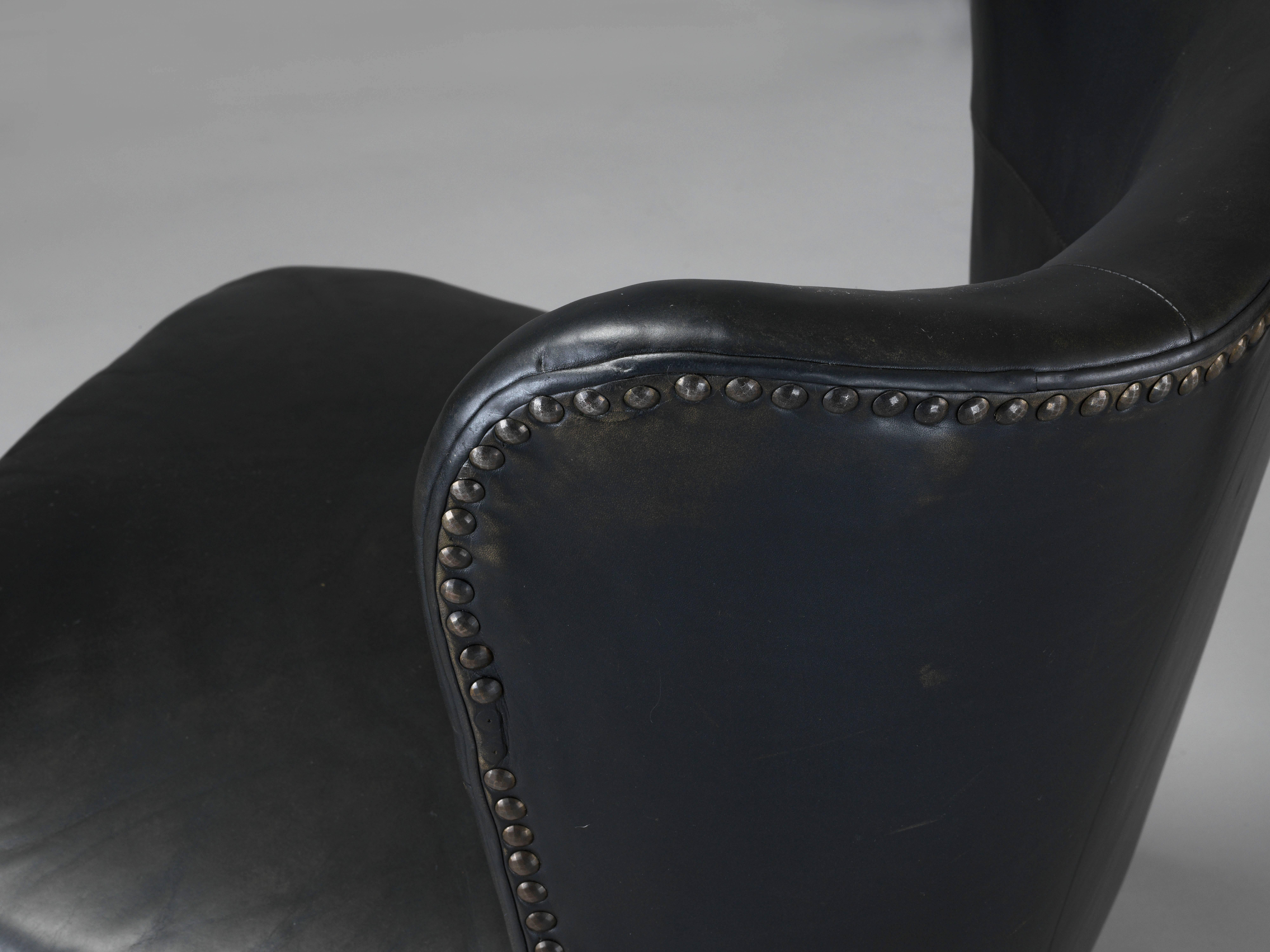 Dänische Sessel / Loungesessel aus den 1940er Jahren, schwarzes Leder, Messingnägel, 1940er Jahre im Angebot 1