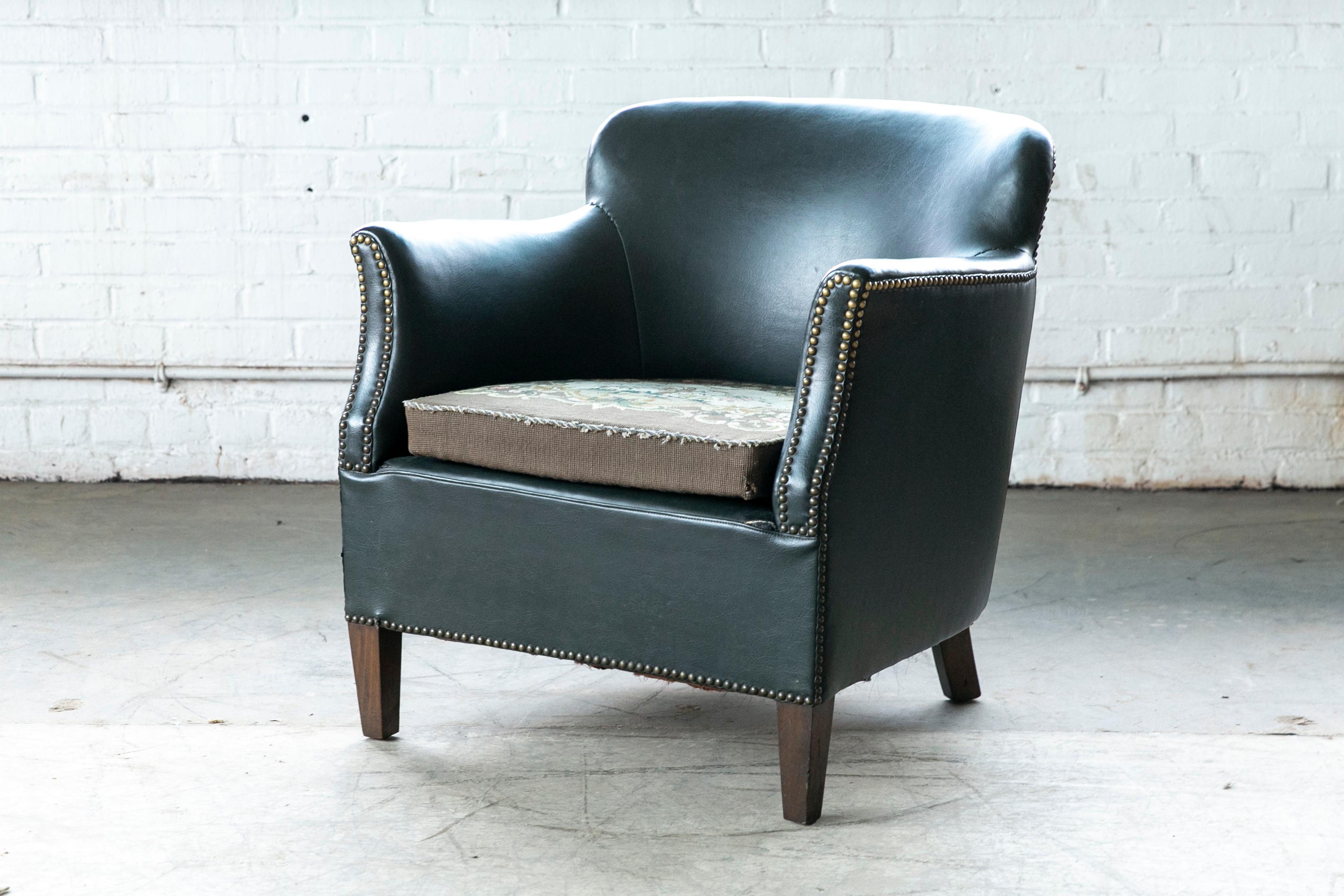 Danish 1940s Small-Scale Club Chair in Dark Green Leather In Good Condition In Bridgeport, CT