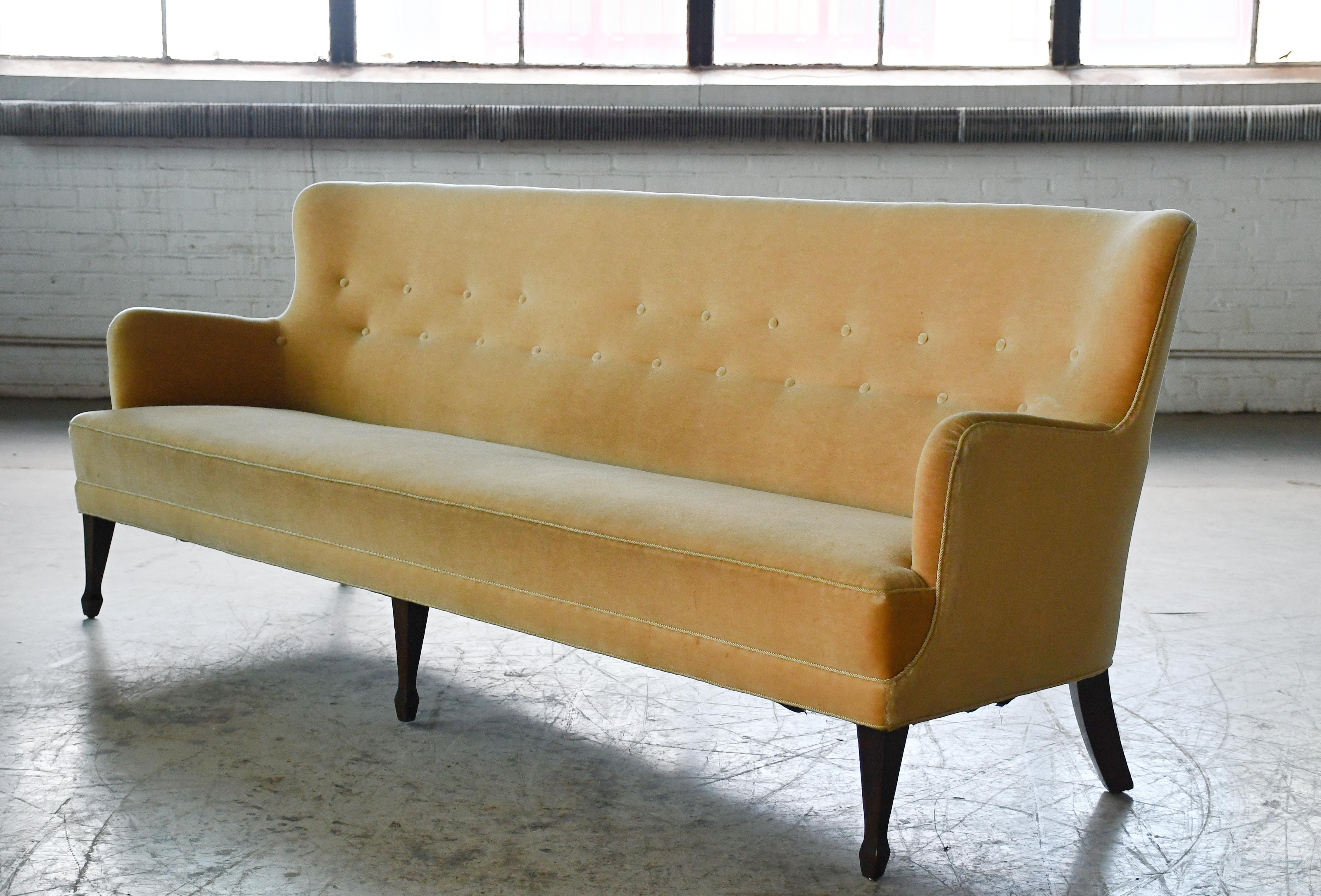 Muy elegante  y raro sofá o banco de los años 40  por el maestro Georg Kofoed de Copenhague. La pieza tiene la marca del Fabricante debajo. Las dimensiones del sofá son un poco inusuales, ya que es bastante largo pero un poco bajo, y al mismo tiempo